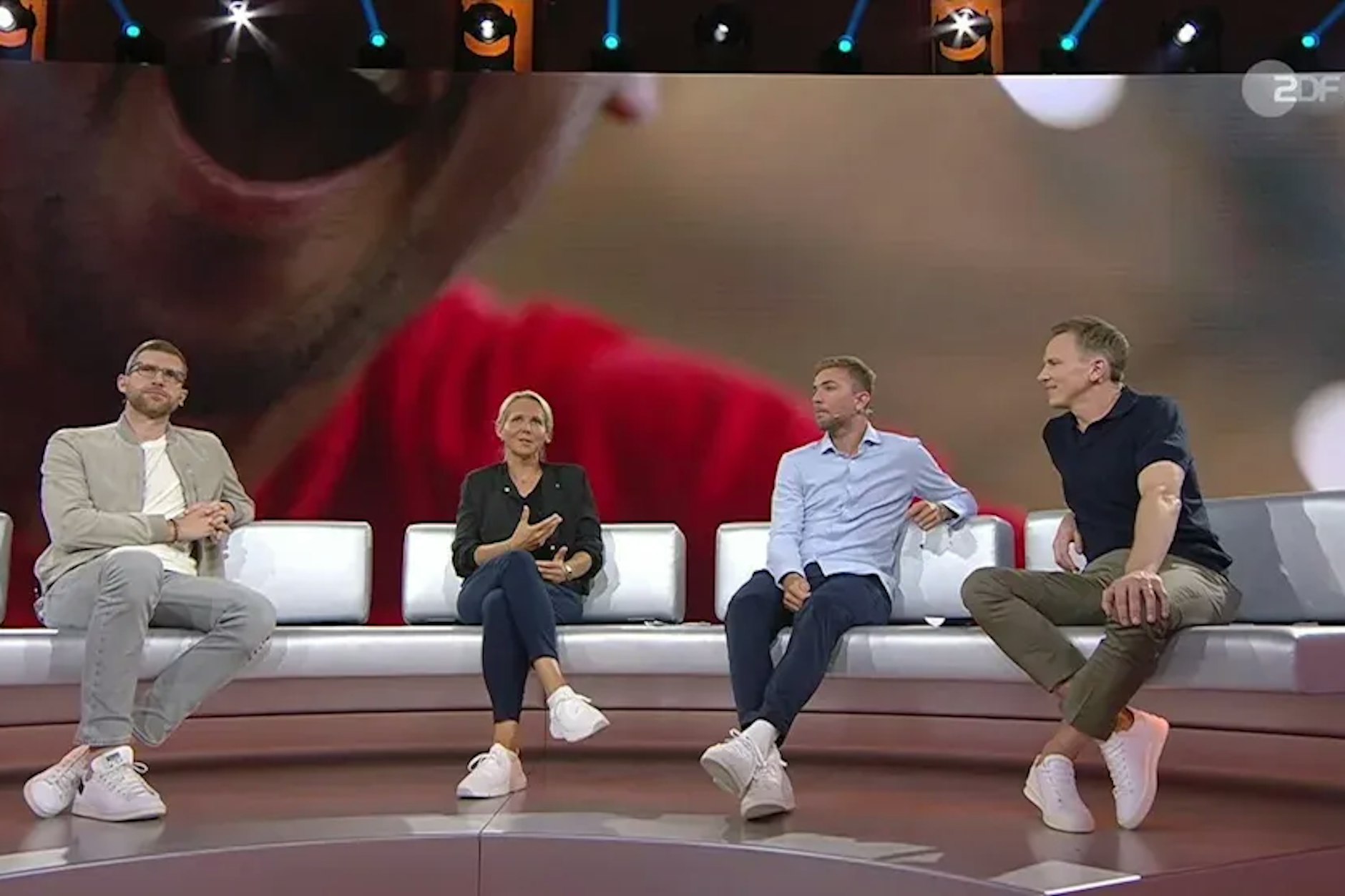 Einheitlicher Look, irgendwo zwischen SPD-Nachwuchs und Sparkassensommerfest: das Expertenquartett im ZDF-Sportstudio.&nbsp;