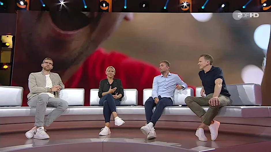 Einheitlicher Look, irgendwo zwischen SPD-Nachwuchs und Sparkassensommerfest: das Expertenquartett im ZDF-Sportstudio.&nbsp;