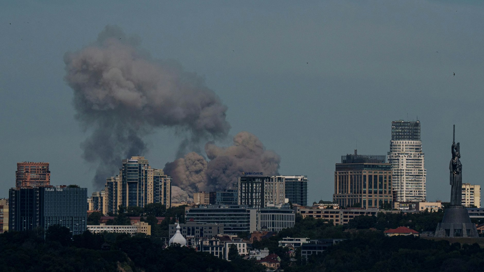 Rauch steigt nach dem russischen Raketenangriff über der Skyline von Kiew auf.