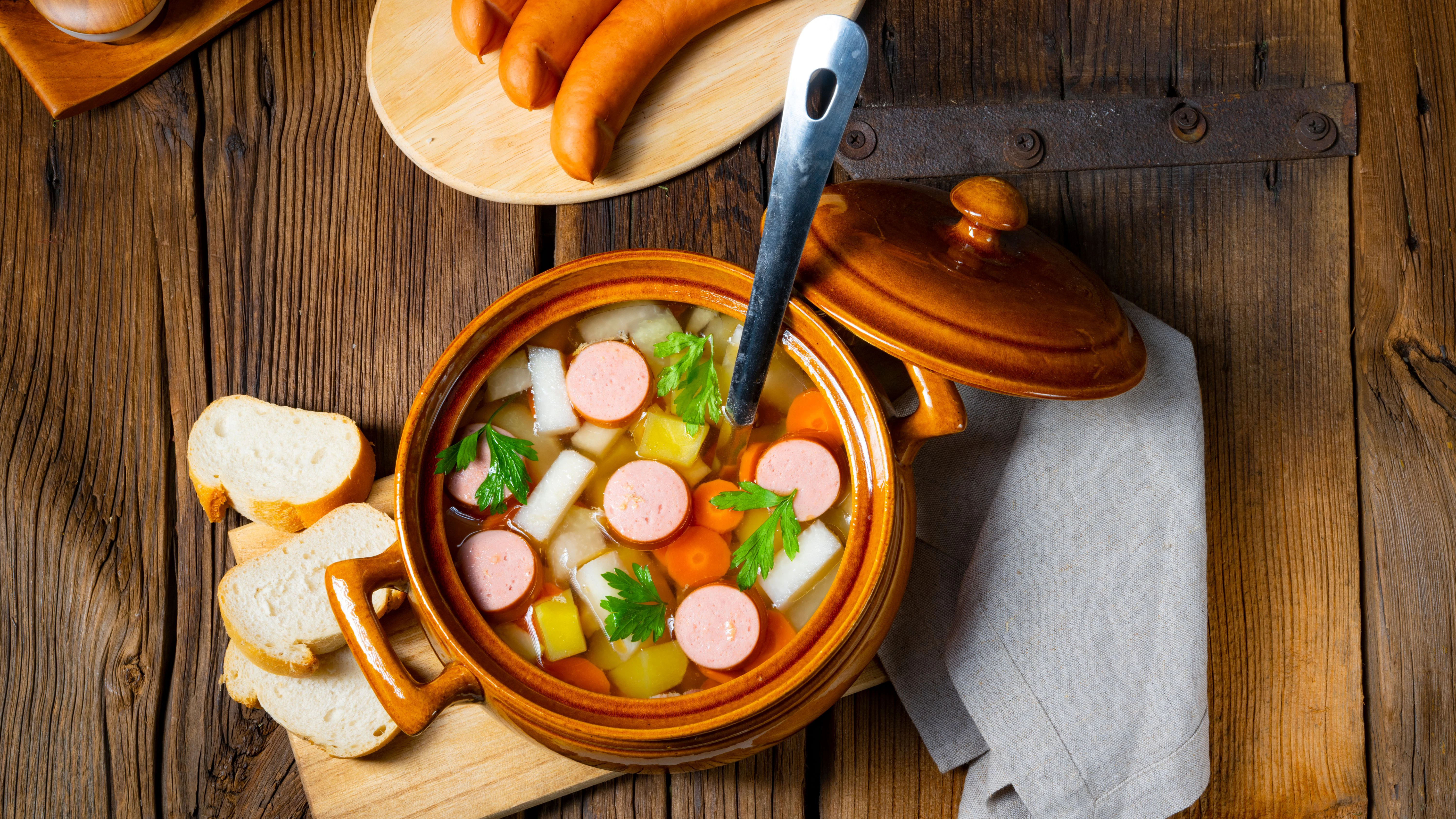 Aus Bockwurst kann man viele tolle Gerichte zubereiten - sie ist auch eine leckere und deftige Einlage für viele Eintöpfe.