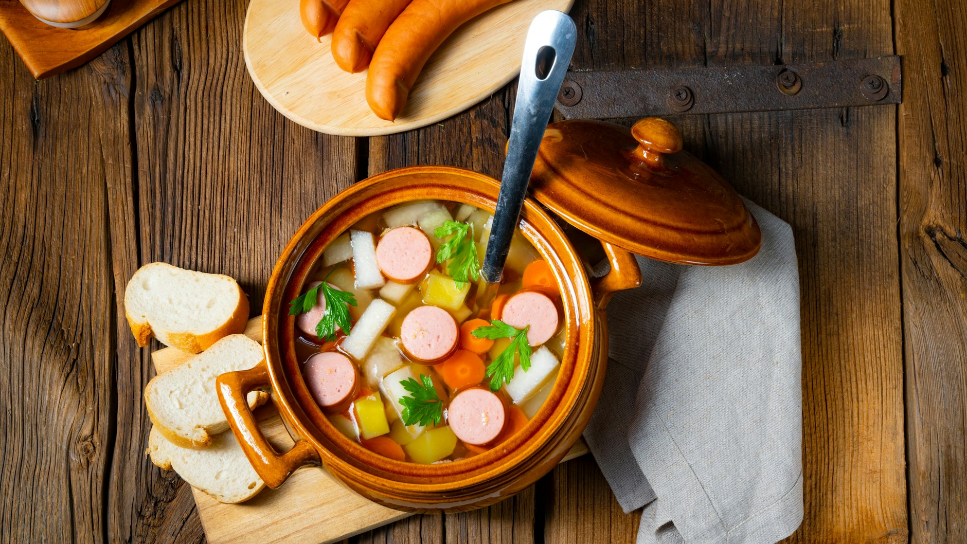 Aus Bockwurst kann man viele tolle Gerichte zubereiten - sie ist auch eine leckere und deftige Einlage für viele Eintöpfe.