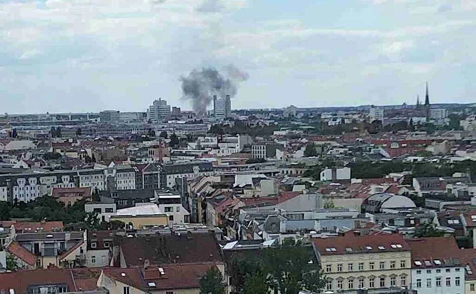 Wedding: Gartenlaube fängt Feuer, große Rauchsäule