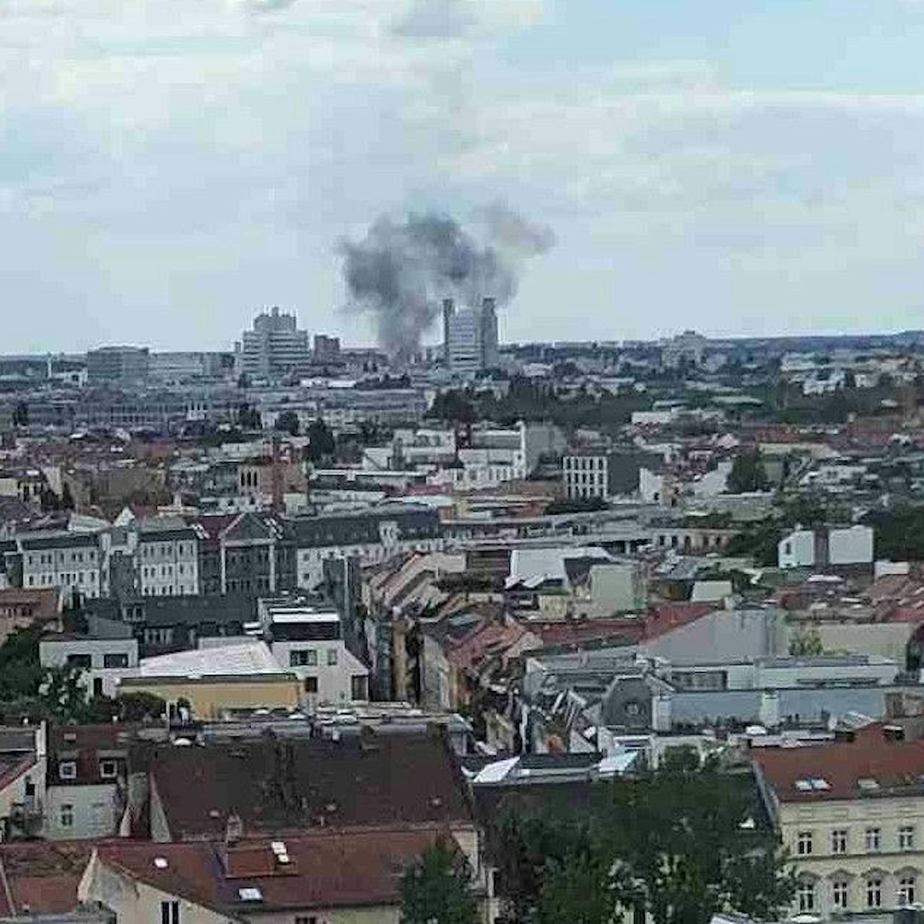 Berlin-Wedding: Gartenlaube fängt Feuer, große Rauchsäule