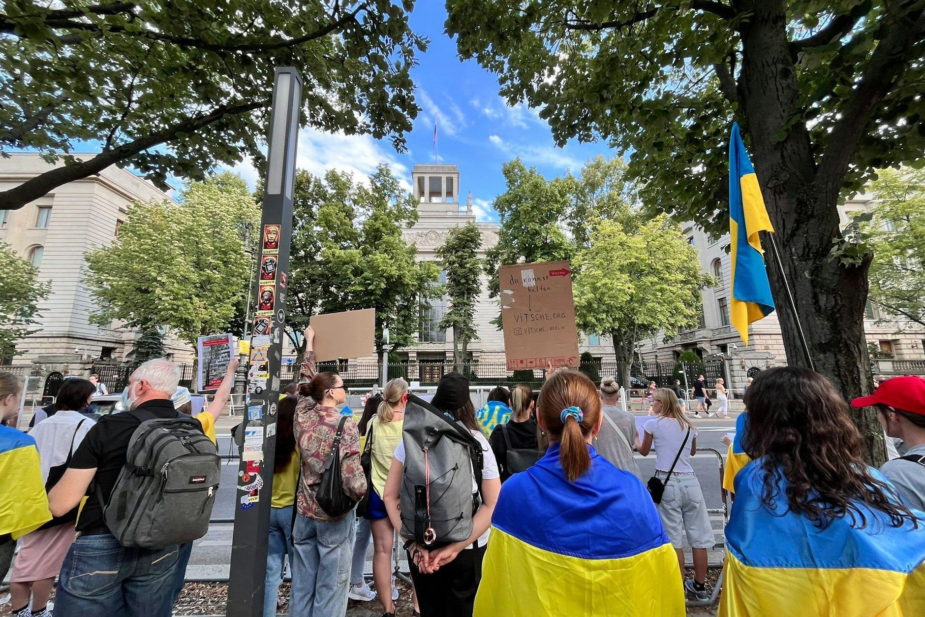 Ukrainer demonstrieren nach einem Raketenangriff Russlands auf ein Kinderkrankenhaus in der Ukraine vor der russischen Botschaft.