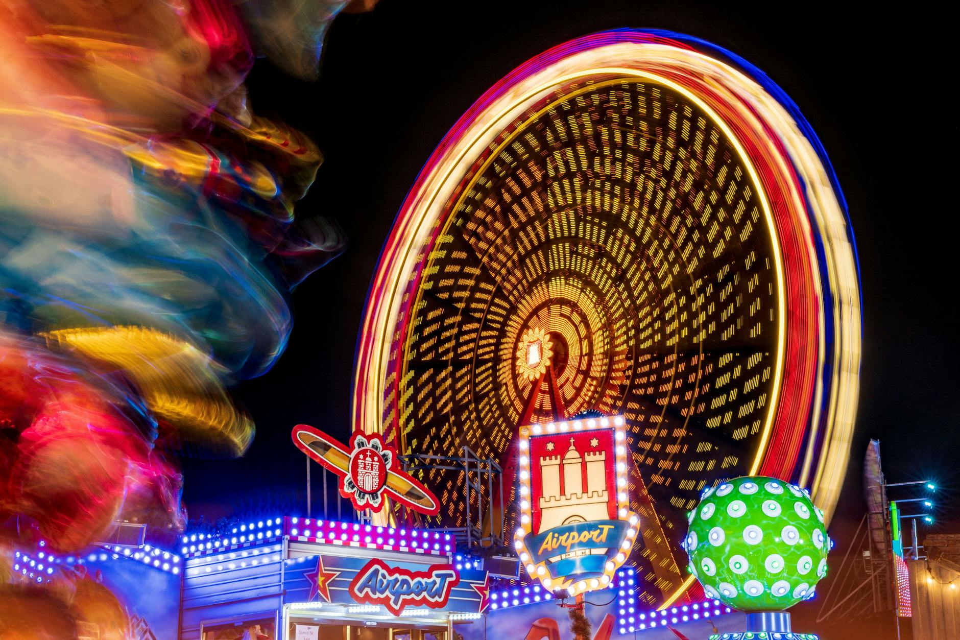 Der Hamburger Dom ist das größte Volksfest im Norden - und eine beliebte Anlaufstelle für alle, die mit Achterbahnen und Karussells fahren möchten.