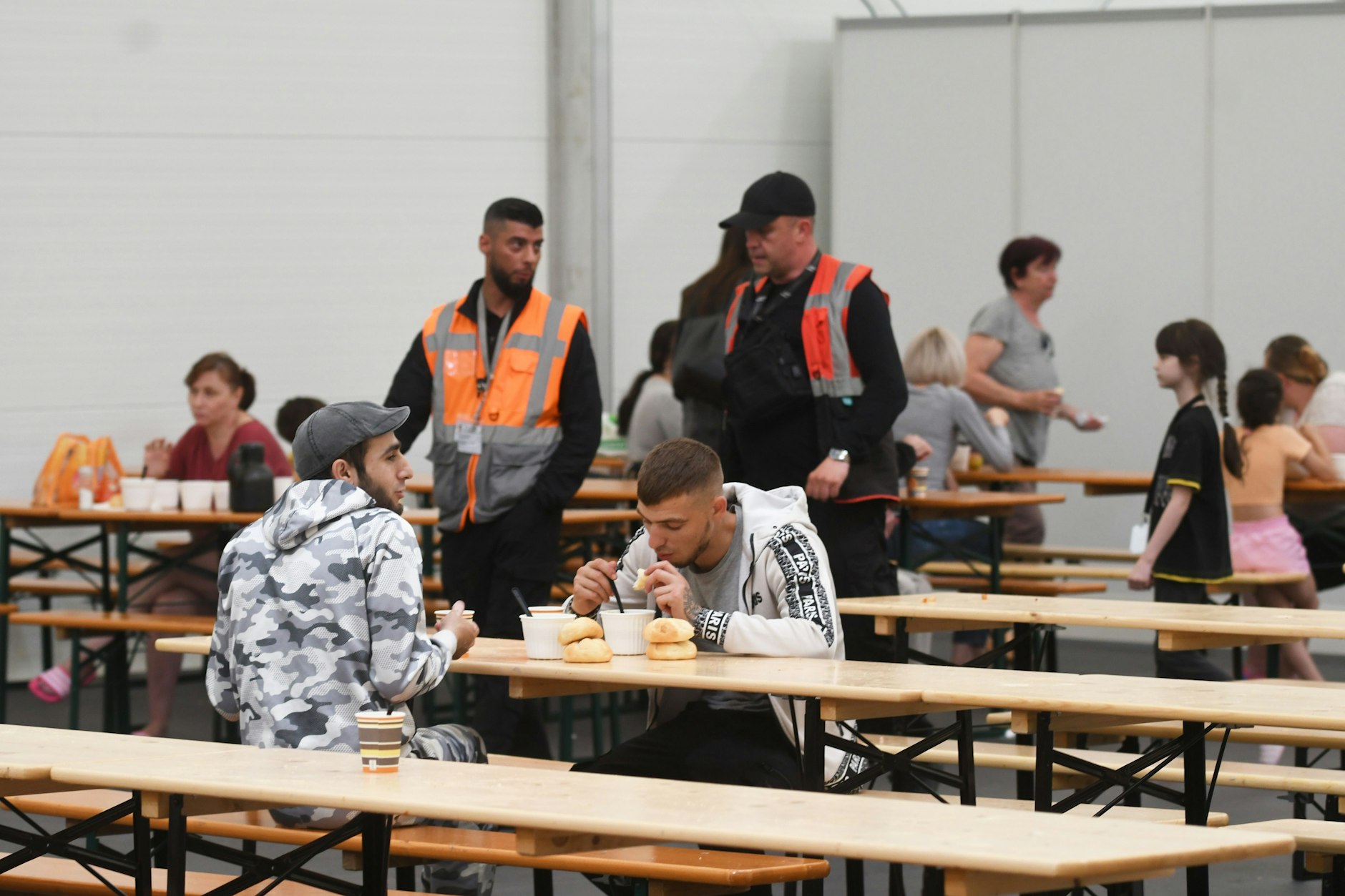 Die Flüchtlingsunterkunft in Berlin-Tegel: Hier leben rund 4500 Menschen – Flüchtlinge aus der Ukraine, aber auch Asylbewerber aus anderen Weltregionen.