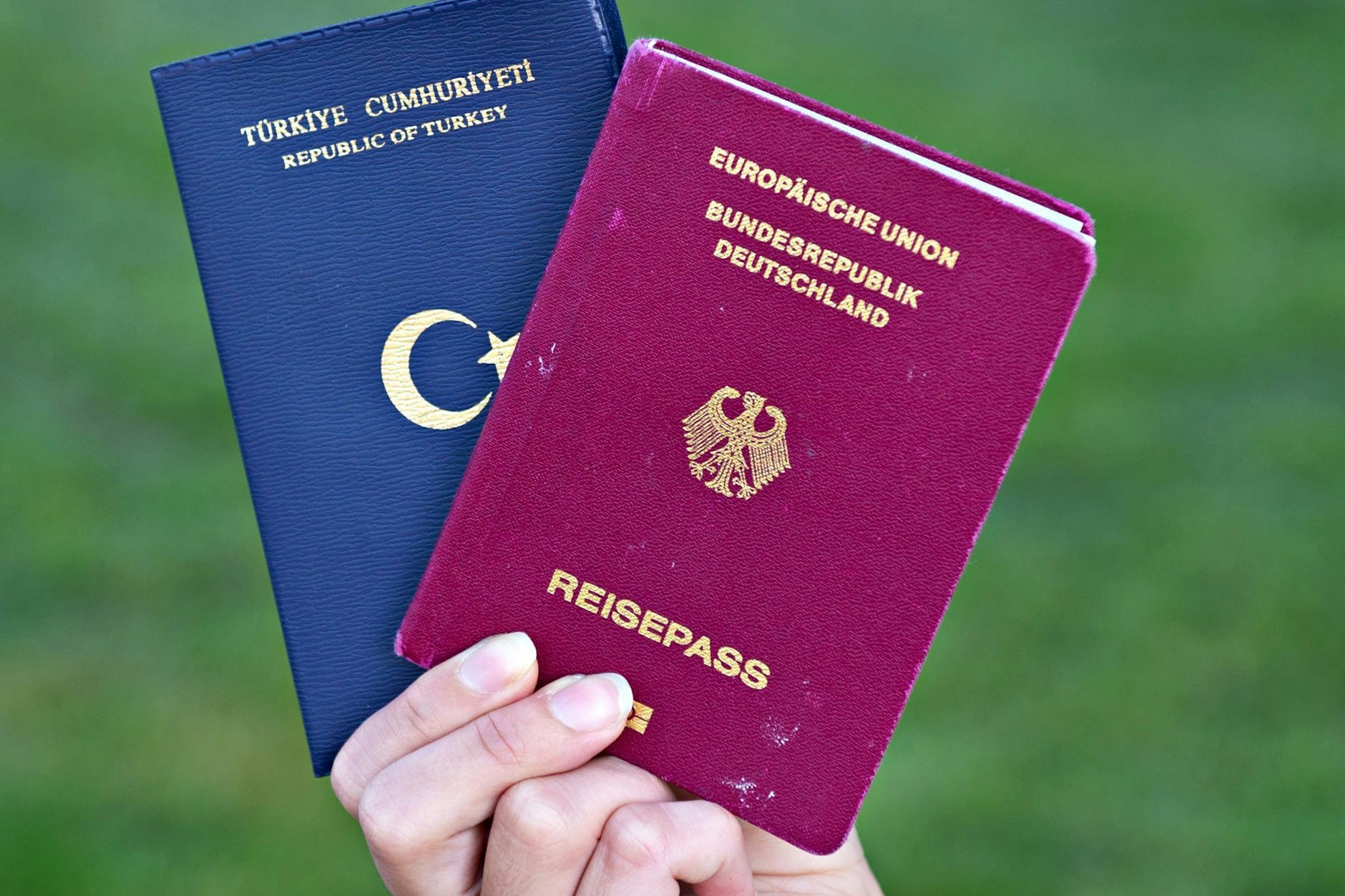 Das Gesetz zur Modernisierung des Staatsangehörigkeitsrechts ist am 27. Juni in Kraft getreten. Ein Anspruch auf Einbürgerung besteht für Menschen mit türkischer Staatsangehörigkeit nun schon nach fünf statt bisher acht Jahren - wenn die Person alle Bedingungen erfüllt.