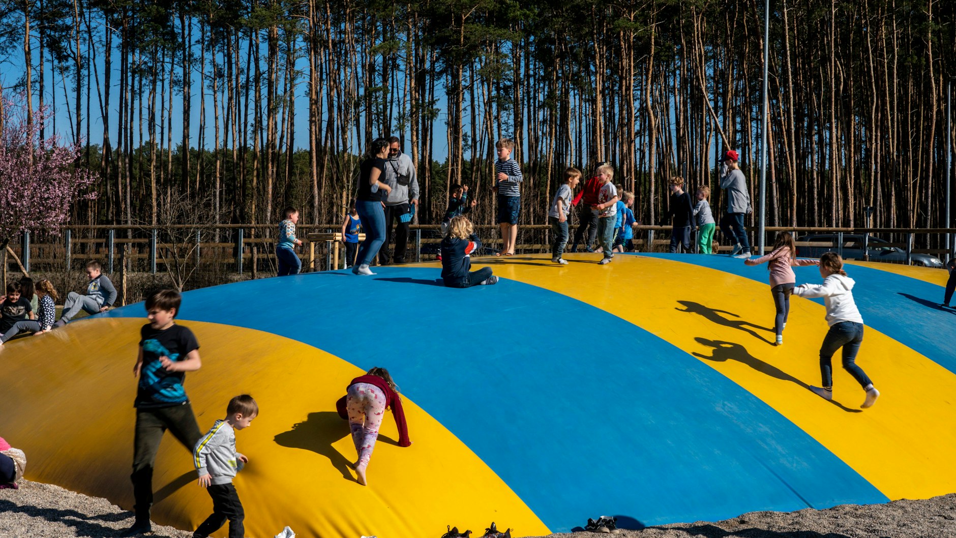 Solche Hüpfkissen gibt es in vielen Freizeitparks - mehreren Besuchern im Churpfalzpark Loifling wurden sie 2016 zum Verhängnis.
