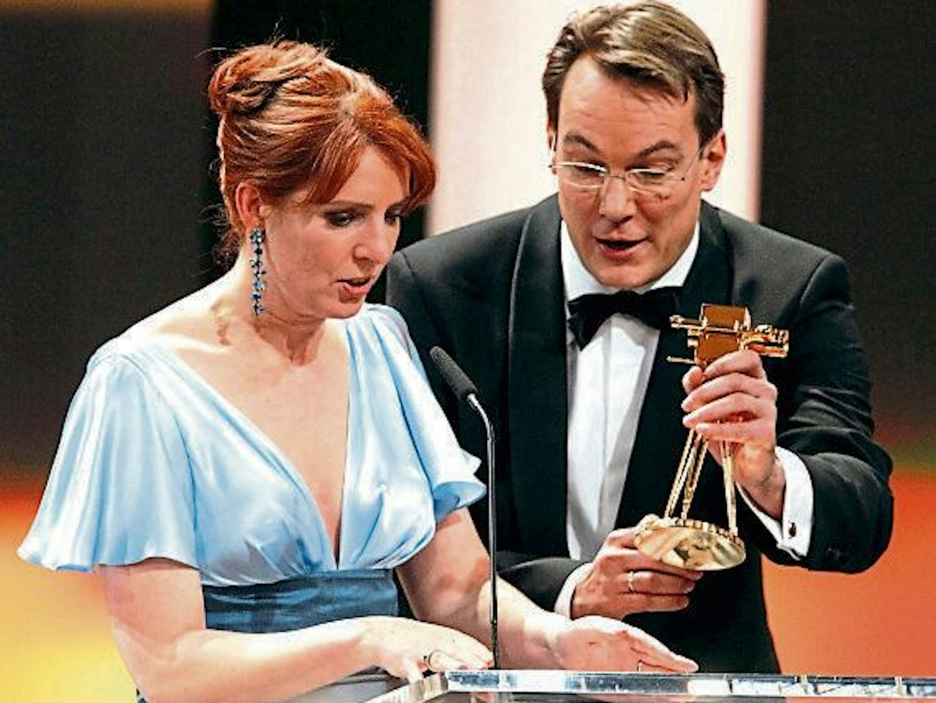 Monica Lierhaus nimmt 2011 mit ihrem damaligen Lebenspartner Rolf Hellgardt die Goldenen Kamera entgegen. 