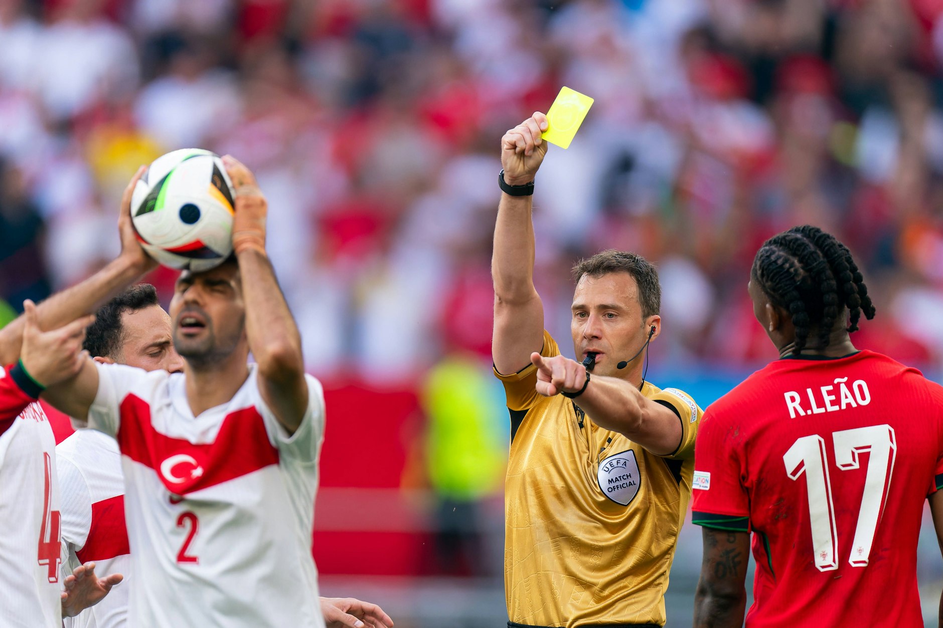 Türkeis Zeki Celik (l.) kann nicht ganz nachvollziehen, warum ihm Felix Zwayer die Gelbe Karte zeigt.
