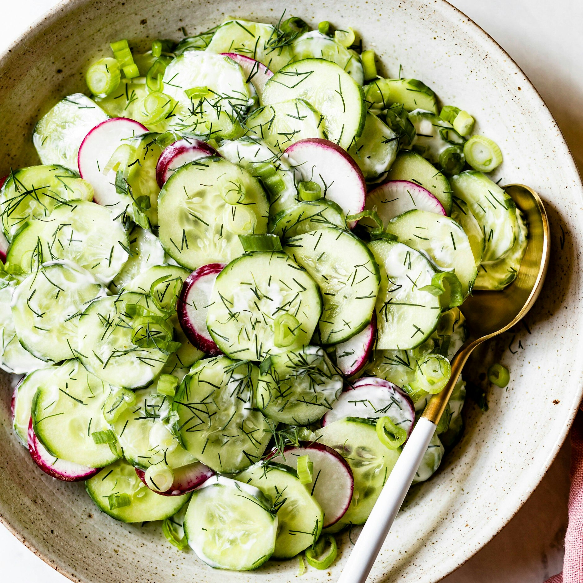 Der frische Gurkensalat ist schnell gemacht - und ist dank kalorienarmem Joghurt-Dressing, das zum Rezept gehört, ein echter Schlank-Knaller.