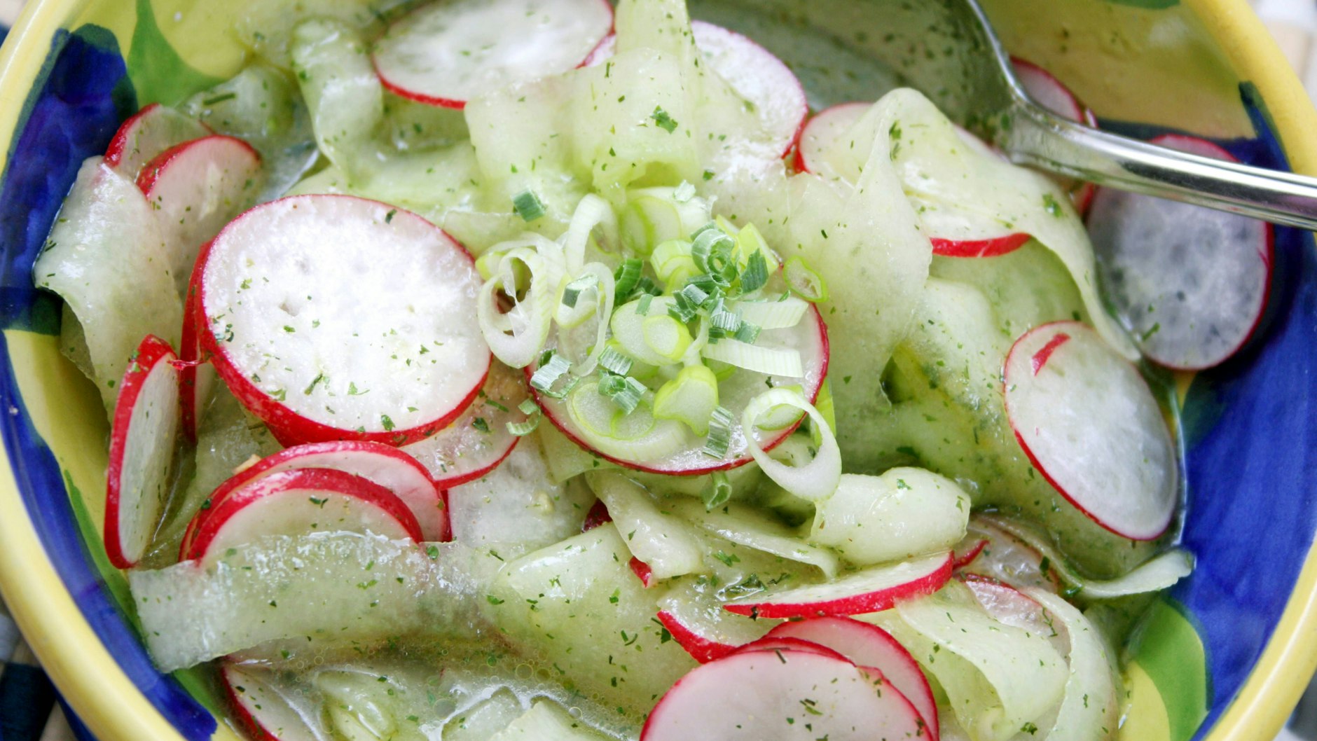 Gurkensalat mit Radieschen ist ein echter Klassiker für heiße Tage - unser Rezept setzt auf frisches Joghurt-Dressing, doch es gibt noch andere Varianten.