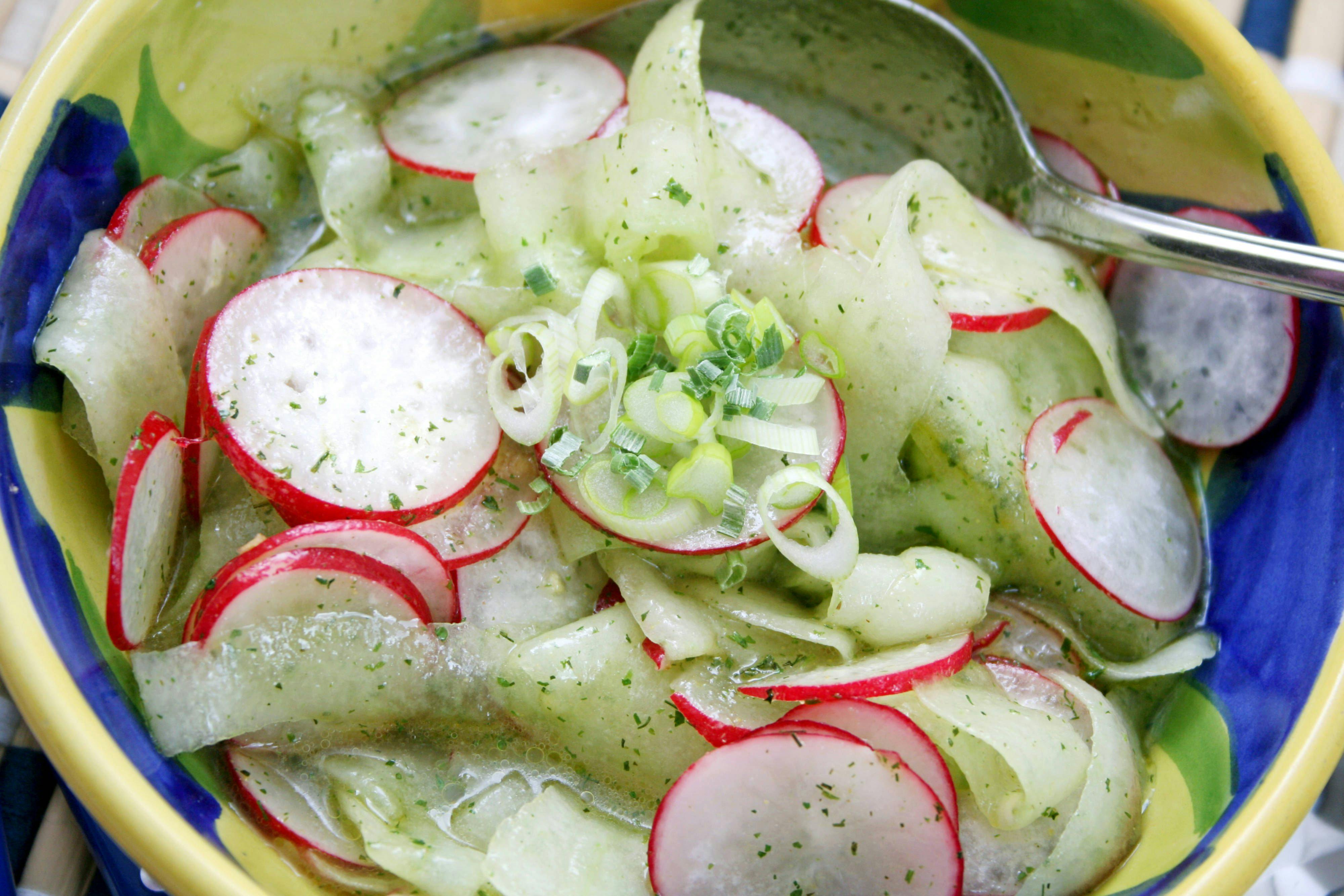 Rezept für cremigen Gurkensalat mit Radieschen: Genialer Sommer-Genuss