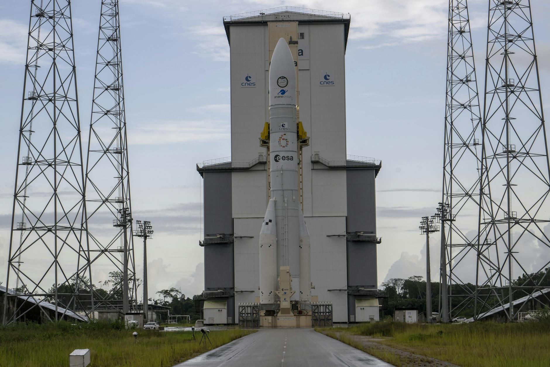 Kourou: Die europäische Trägerrakete vom Typ Ariane-6 steht auf der Startrampe im europäischen Weltraumbahnhof in Französisch-Guayana. 