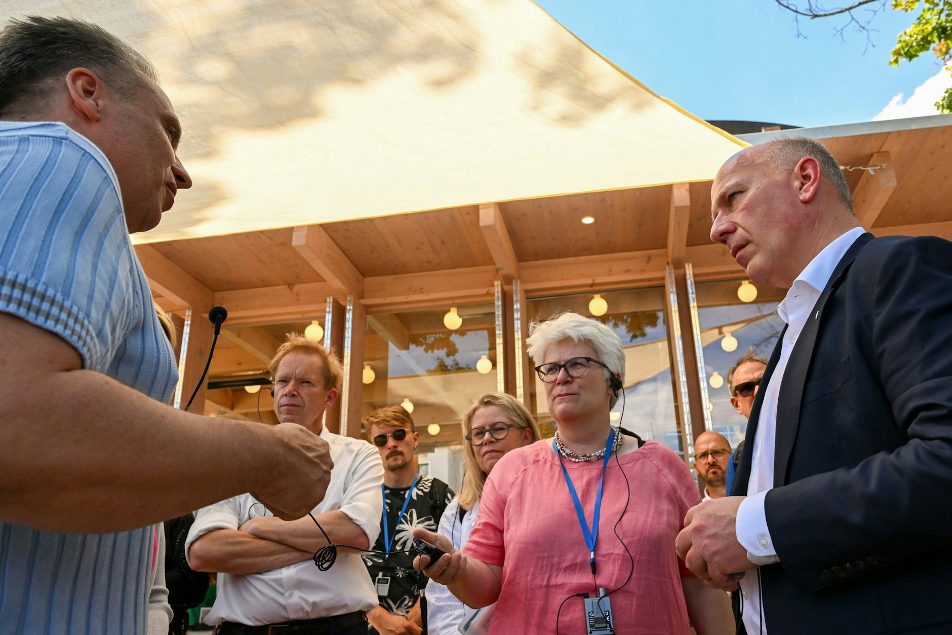 Berlins Regierender Bürgermeister Kai Wegner (CDU) und Bezirksbürgermeisterin Stefanie Remlinger (Grüne) unterhalten sich beim Besuch des Leopoldplatzes vor dem neuen Café Leo.