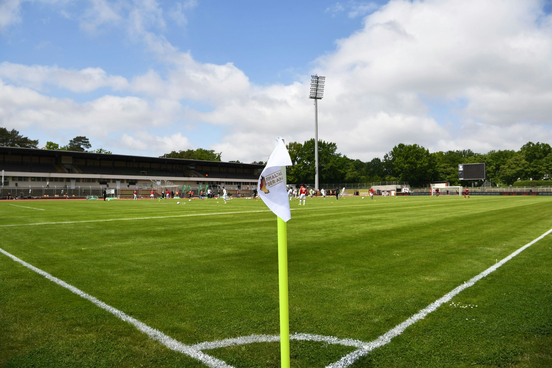 Luxus-Rasenmäher-Wahnsinn: Berlins wohl teuerster Fußballrasen unter dem Funkturm!