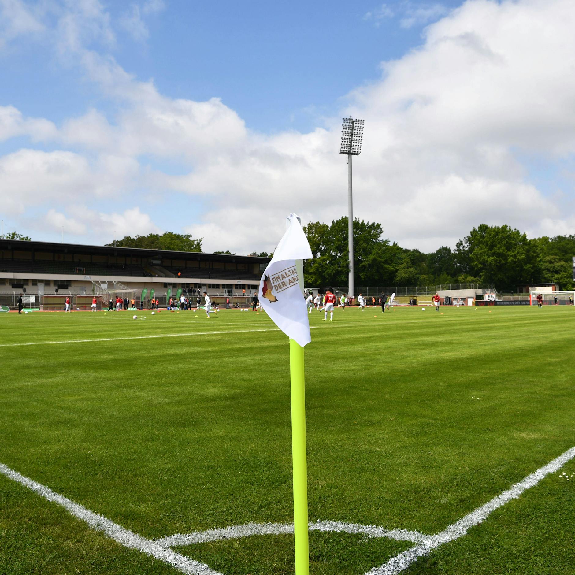 Luxus-Rasenmäher-Wahnsinn: Berlins teuerster EM-Rasen unter dem Funkturm!