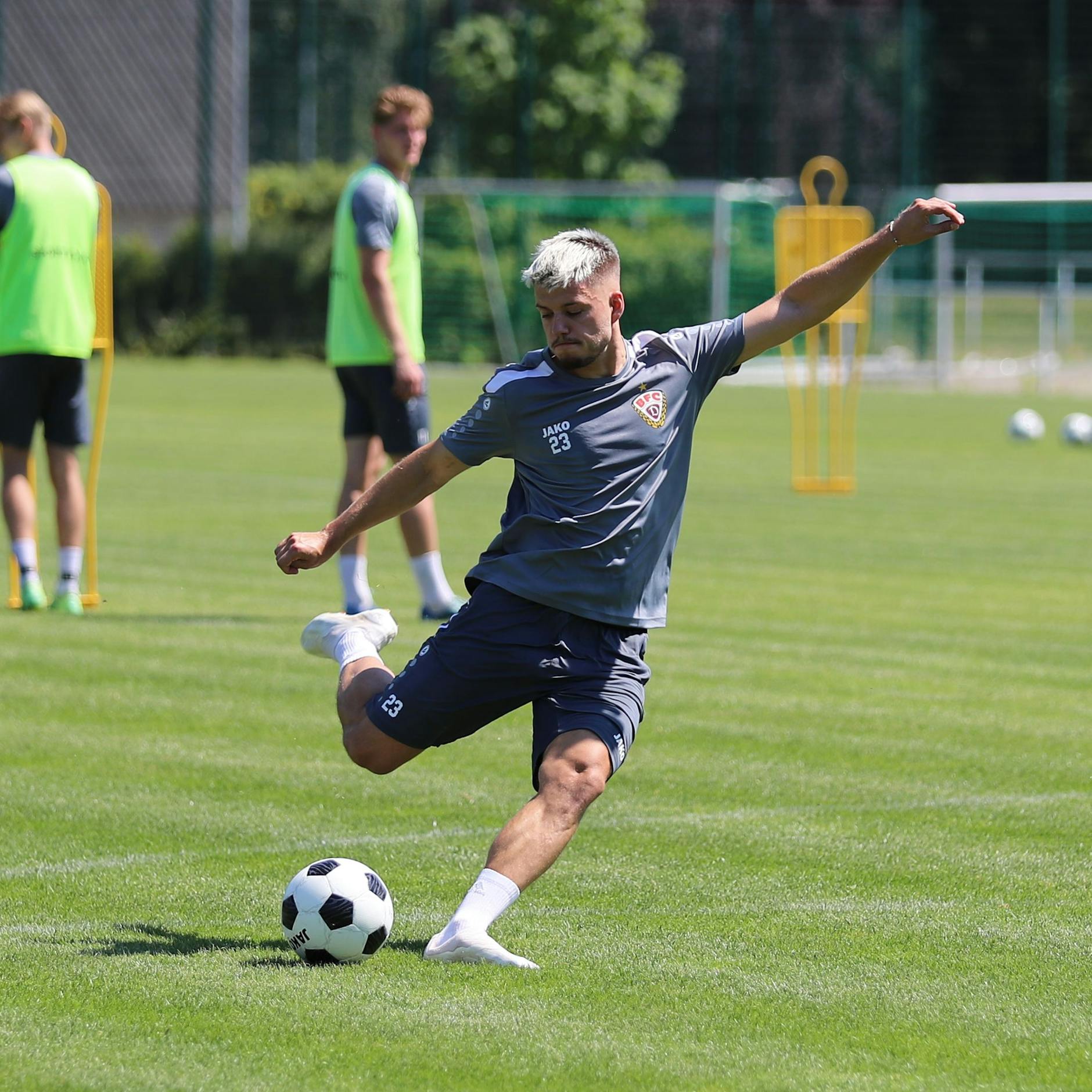Ivan Knezevic haut unter knalliger Sonne im Sportforum bei seinem ersten Training mit dem BFC Dynamo gleich mal richtig rein.