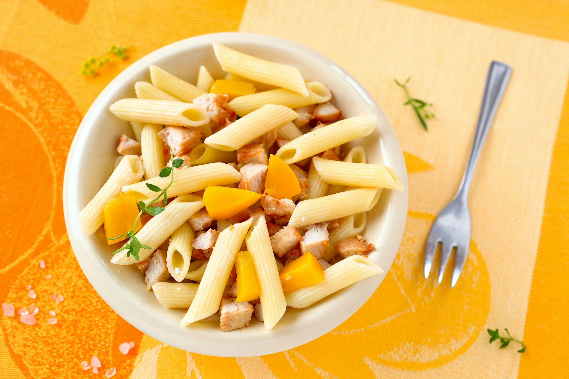 Rezept für leichten Nudelsalat mit Hähnchen und Pfirsich