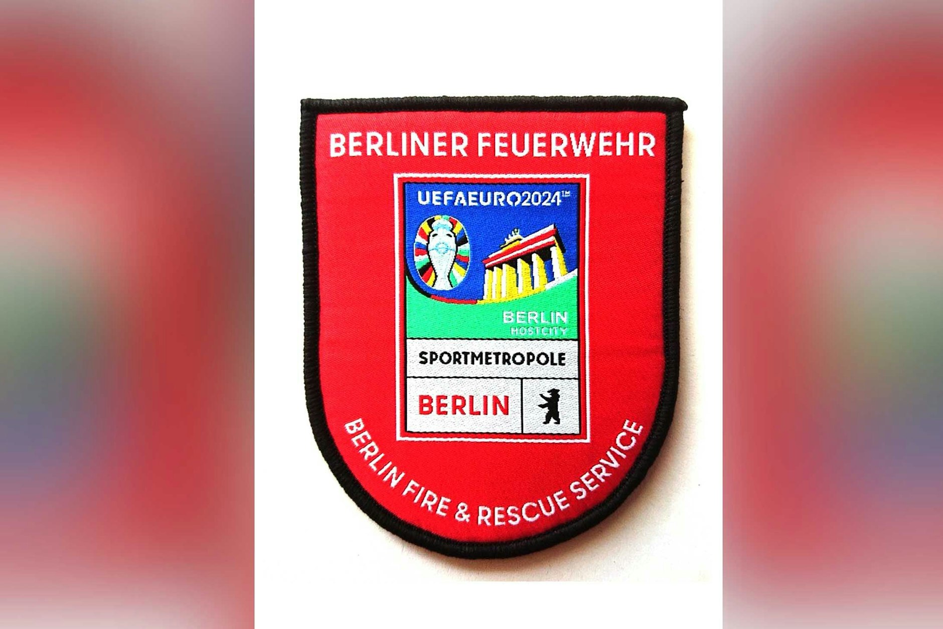 Berliner Feuerwehrleute erhalten ein Patch, das sie sich für die Dauer der Fußball-EM an den Anzug heften können.