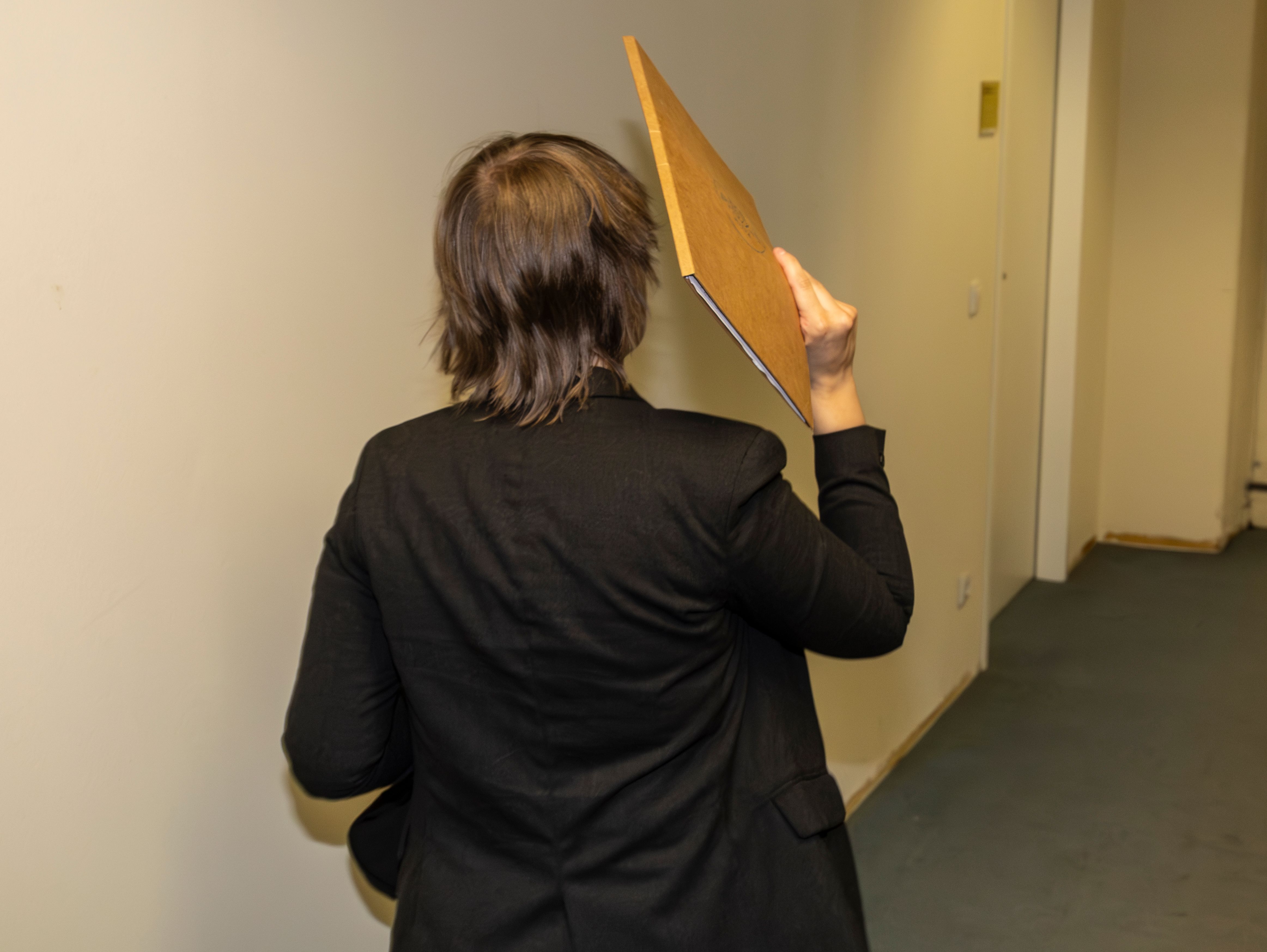 Sie machte Affengesten: Angehende Polizistin wegen Volksverhetzung verurteilt