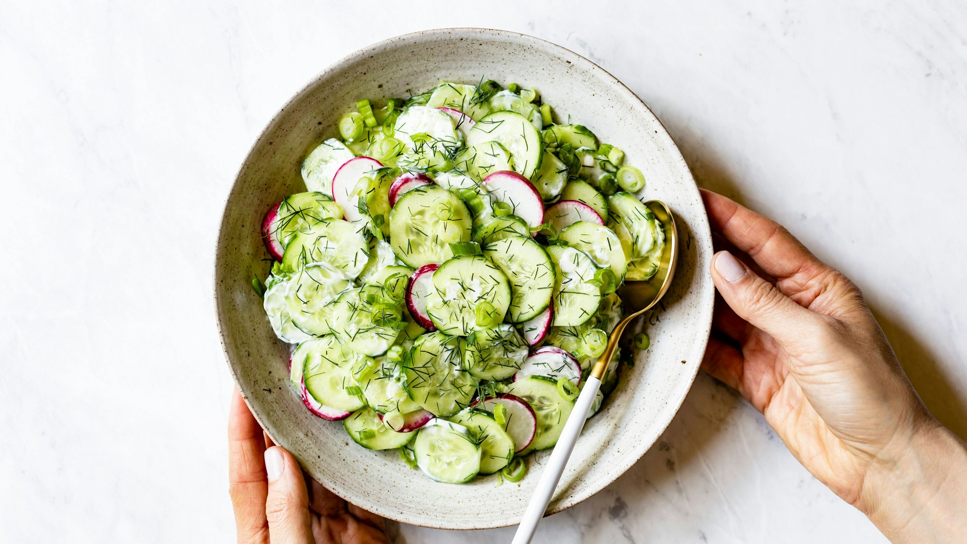 Ein frischer Gurkensalat mit Joghurt-Dressing ist herrlich lecker - und lädt auch an heißen Tagen zum Genießen ein!