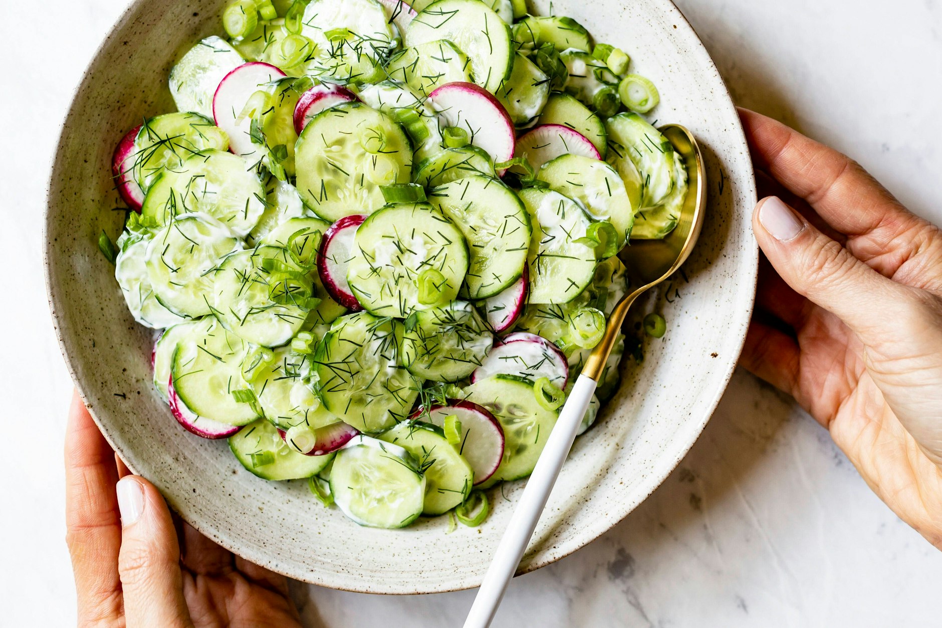 Dieses Rezept für Gurkensalat mit Radieschen und Joghurt-Dressing ist herrlich frisch - und lädt auch an heißen Tagen zum Genießen ein!