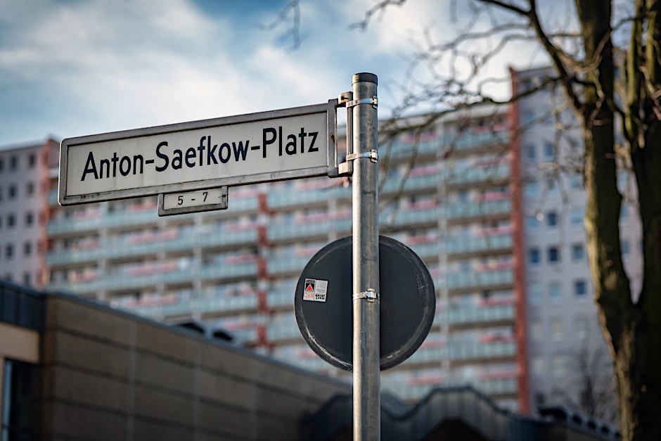 Die Lichtenberger Kulturförderung unterstützt Kunstprojekte. Erst im vergangenen Jahr gab es eines dieser Projekte, das "EXI|ST.ATION ASP" auf dem Anton-Saefkow-Platz.