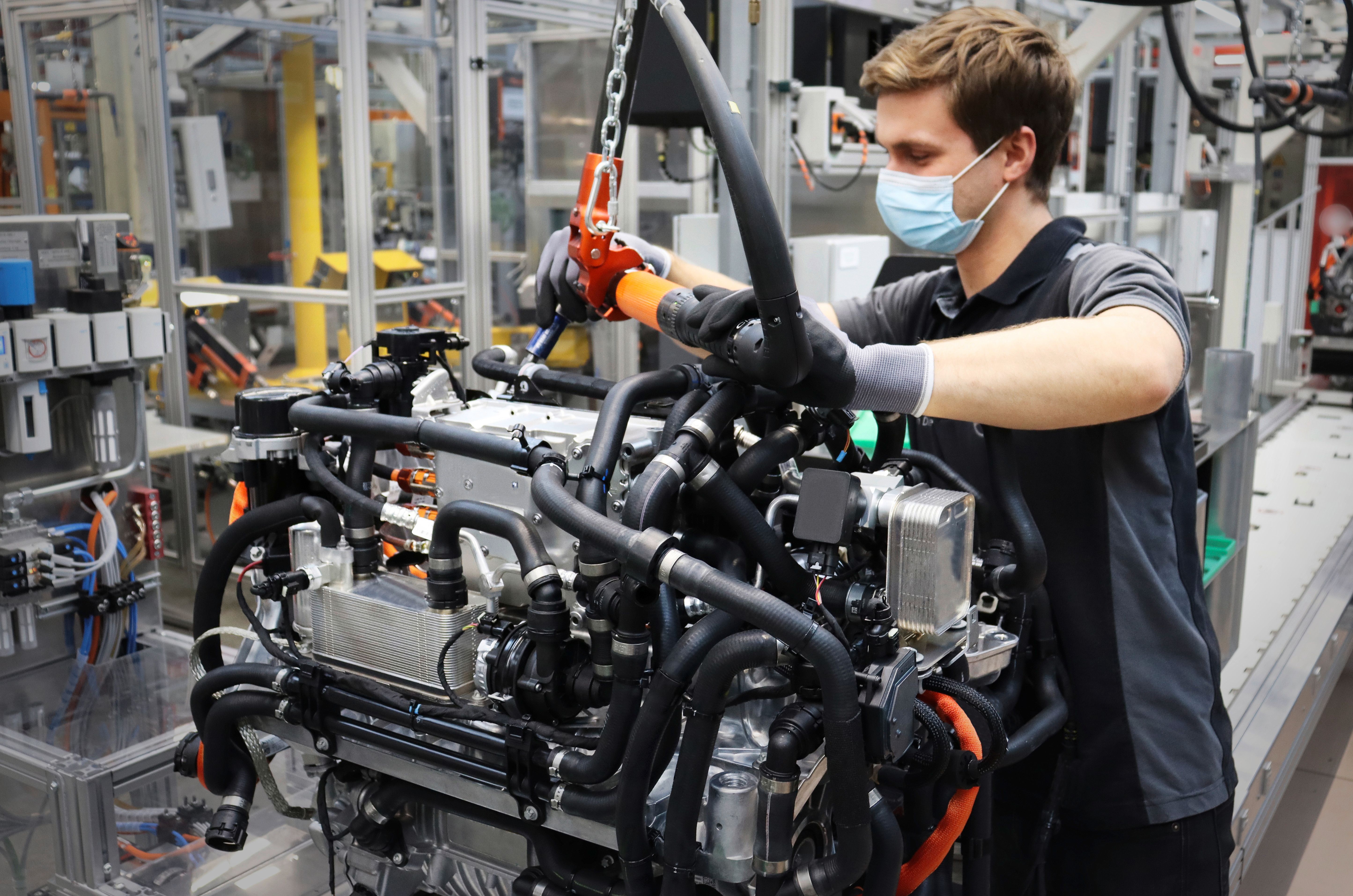 Mercedes macht Elektro-Rückzieher, Mitarbeiter in Berlin-Marienfelde besorgt