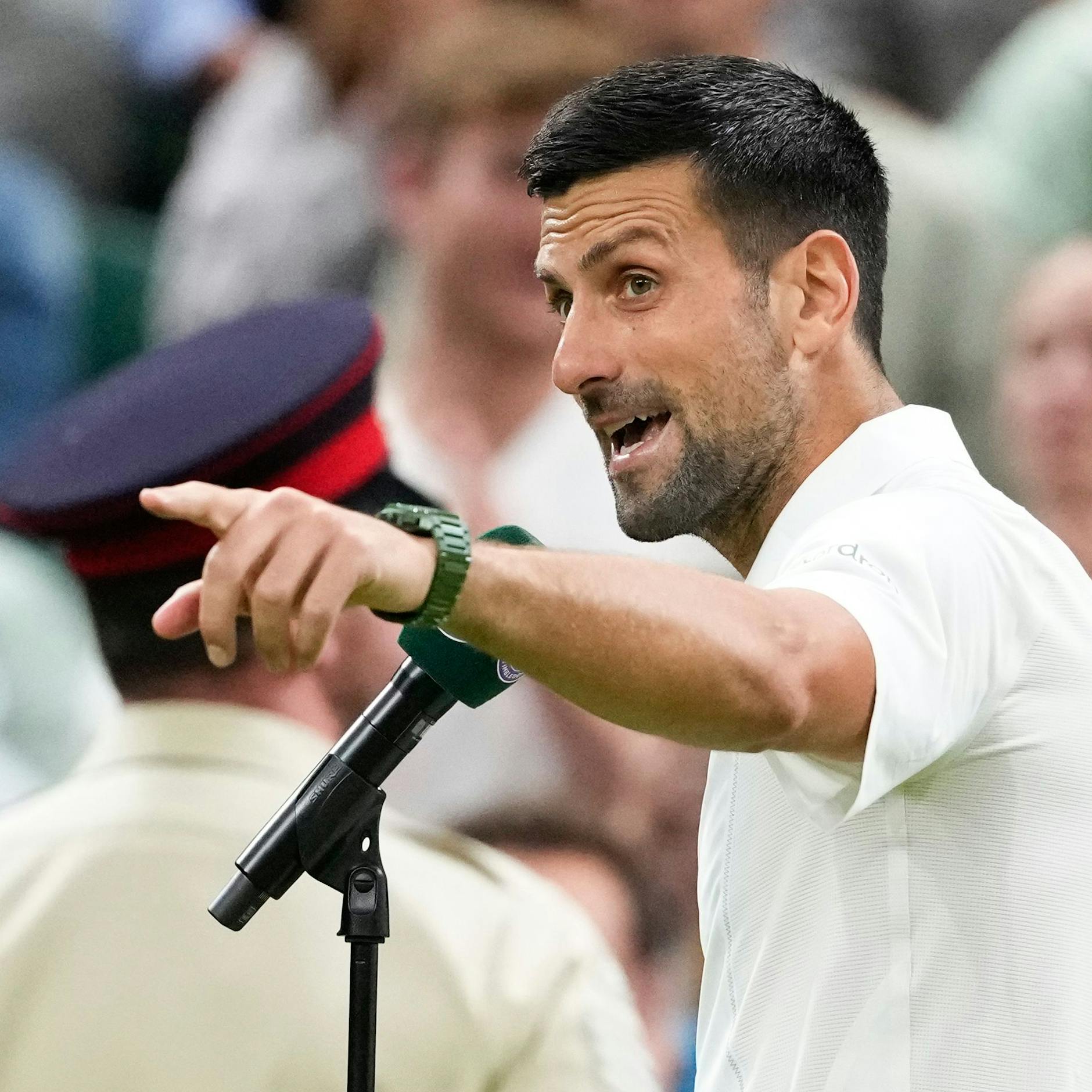 Image - Novak Djokovic wehrt sich bei Wimbledon-Spiel gegen Störer: „You guys can't touch me!“