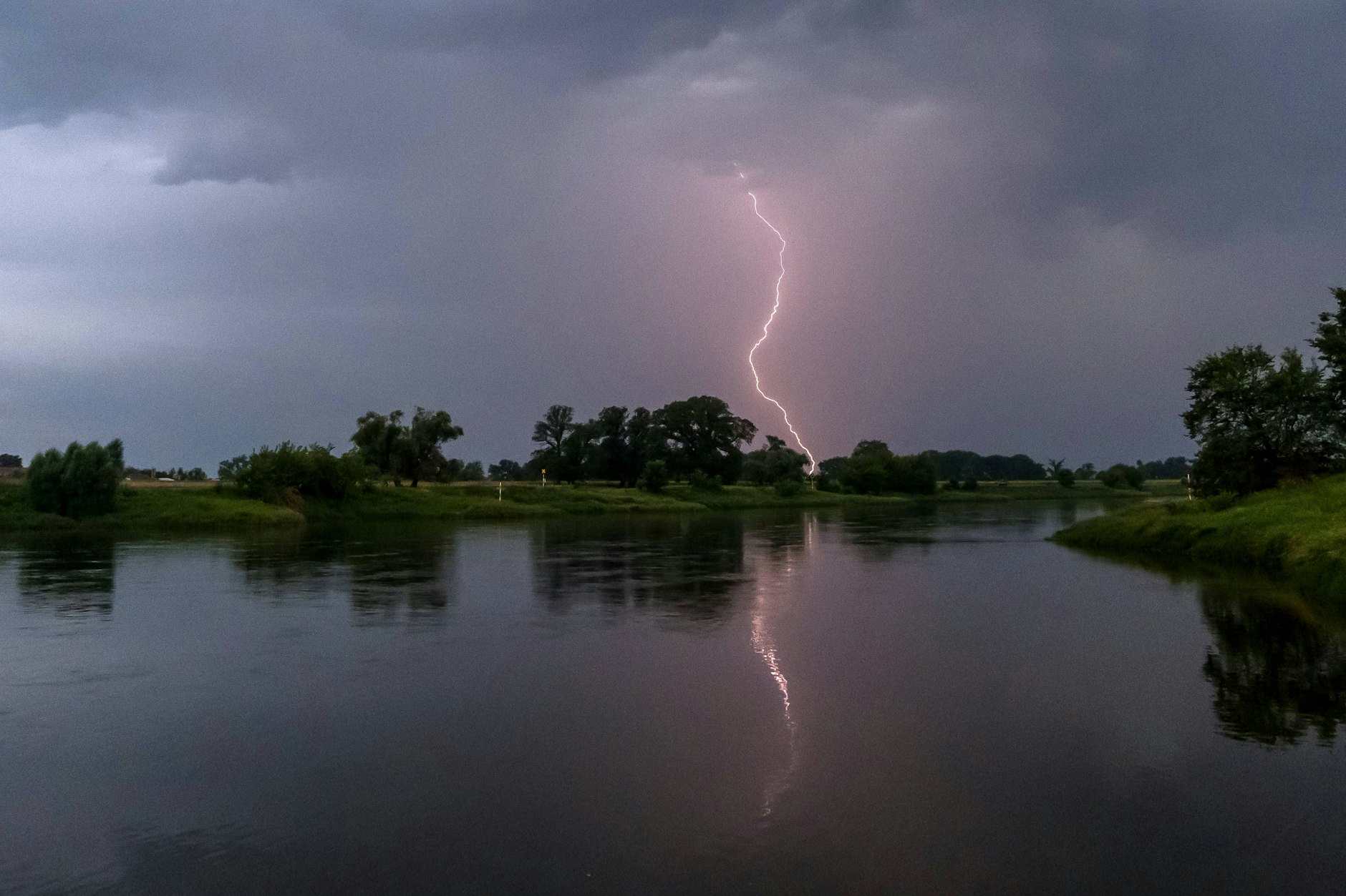 Ein Blitz schlägt während eines Gewitters im Landkreis Elbe-Elster in Brandenburg ein.