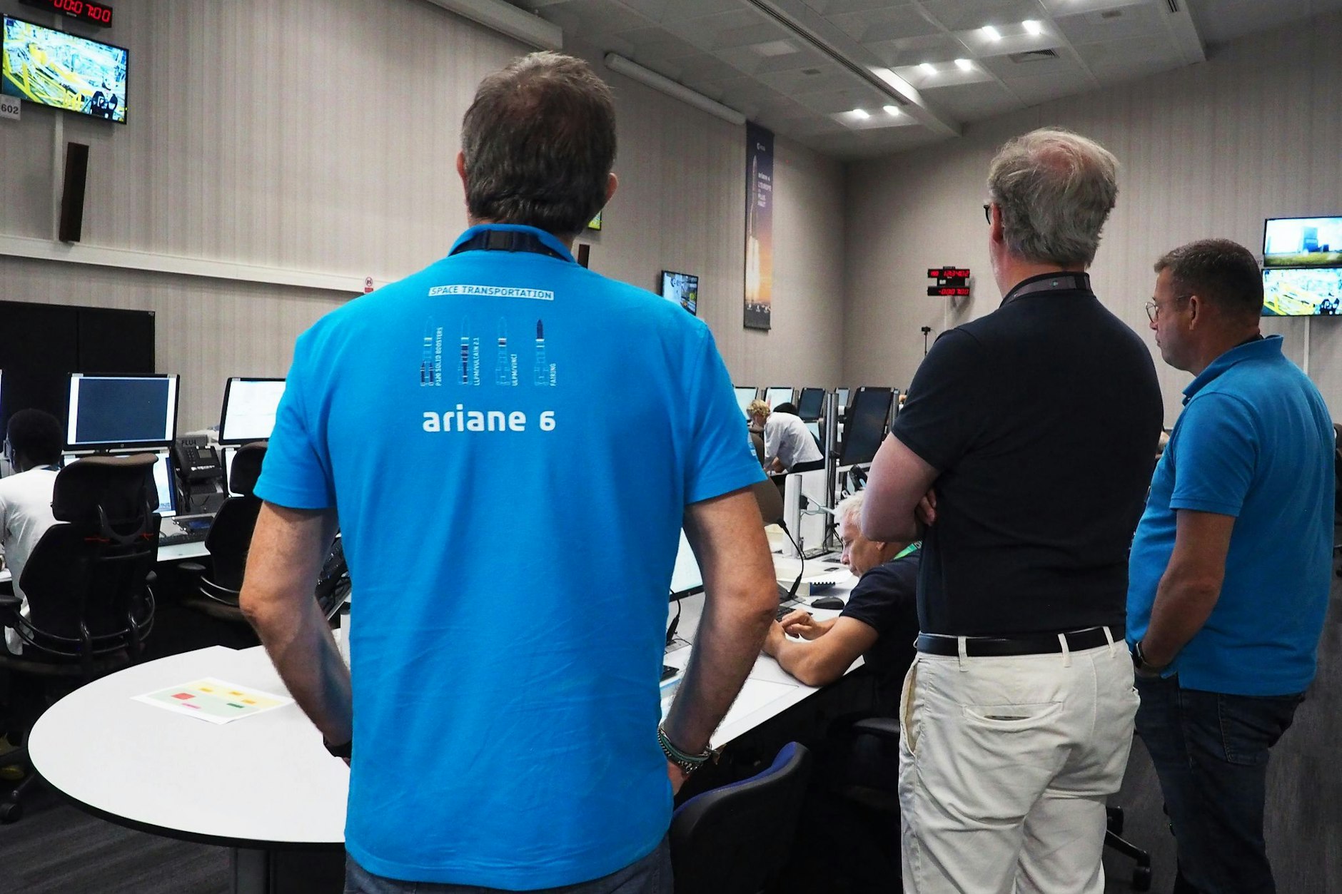 Menschen arbeiten im Kontrollraum des europäischen Weltraumbahnhofes in Französisch-Guayana, von dem die neue Trägerrakete Ariane-6 aus ins All fliegen soll.&nbsp;