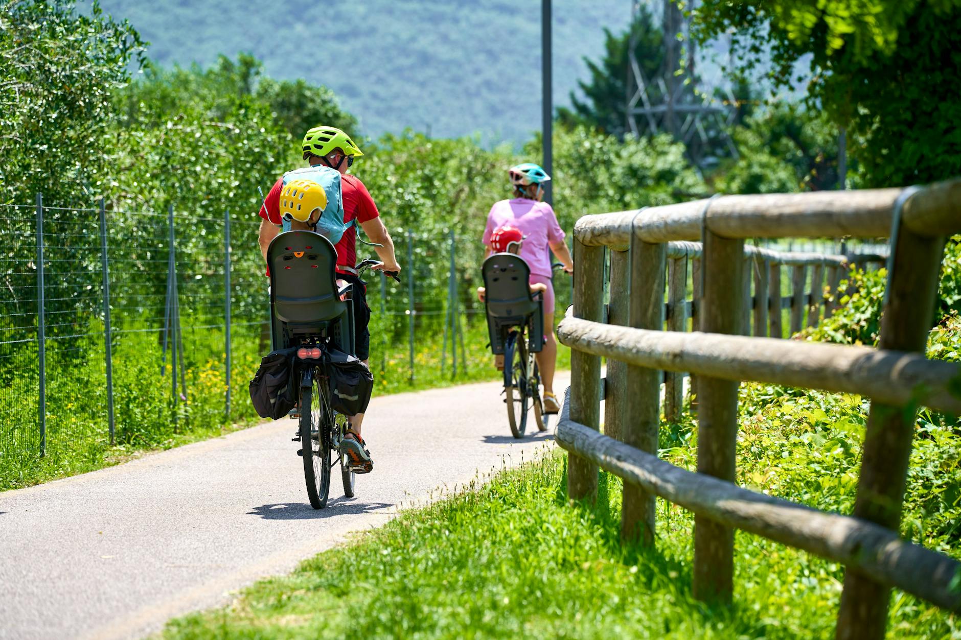 Auf sechs verschiedenen Fahrradrouten kann die Industriekultur in Berlin erkundet werden. Einige Strecken führen durchs Grüne.