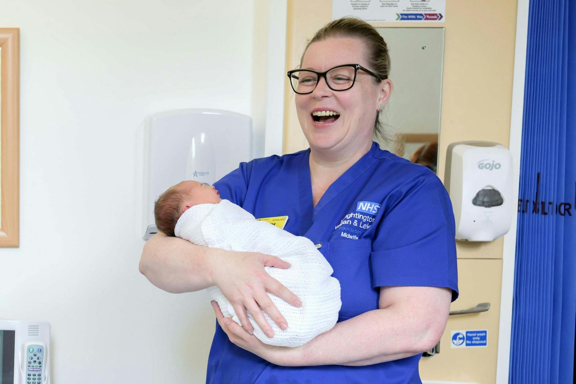 Hebamme Ruth Breen hat Freude an ihrem Job, arbeitet trotz Millionen-Gewinn auf dem Konto.