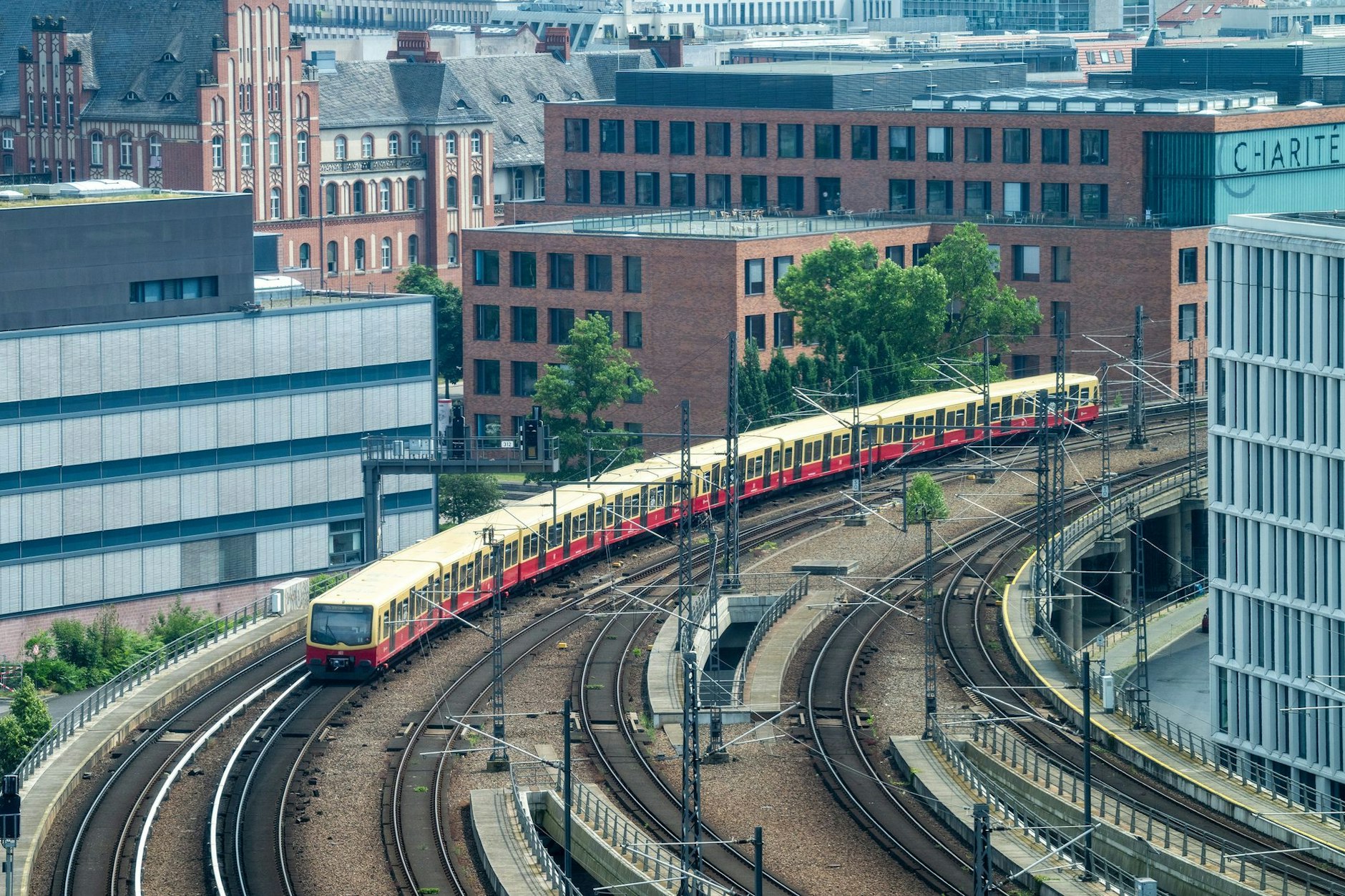 Ein S-Bahn fährt vom Berliner Hauptbahnhof kommend in Richtung Friedrichstraße.