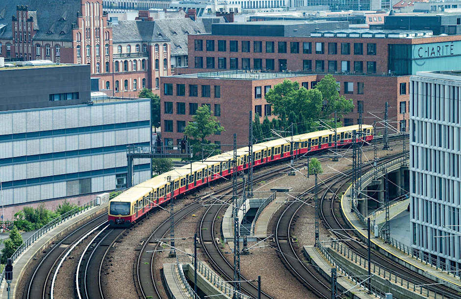 Ein S-Bahn fährt vom Berliner Hauptbahnhof kommend in Richtung Friedrichstraße.