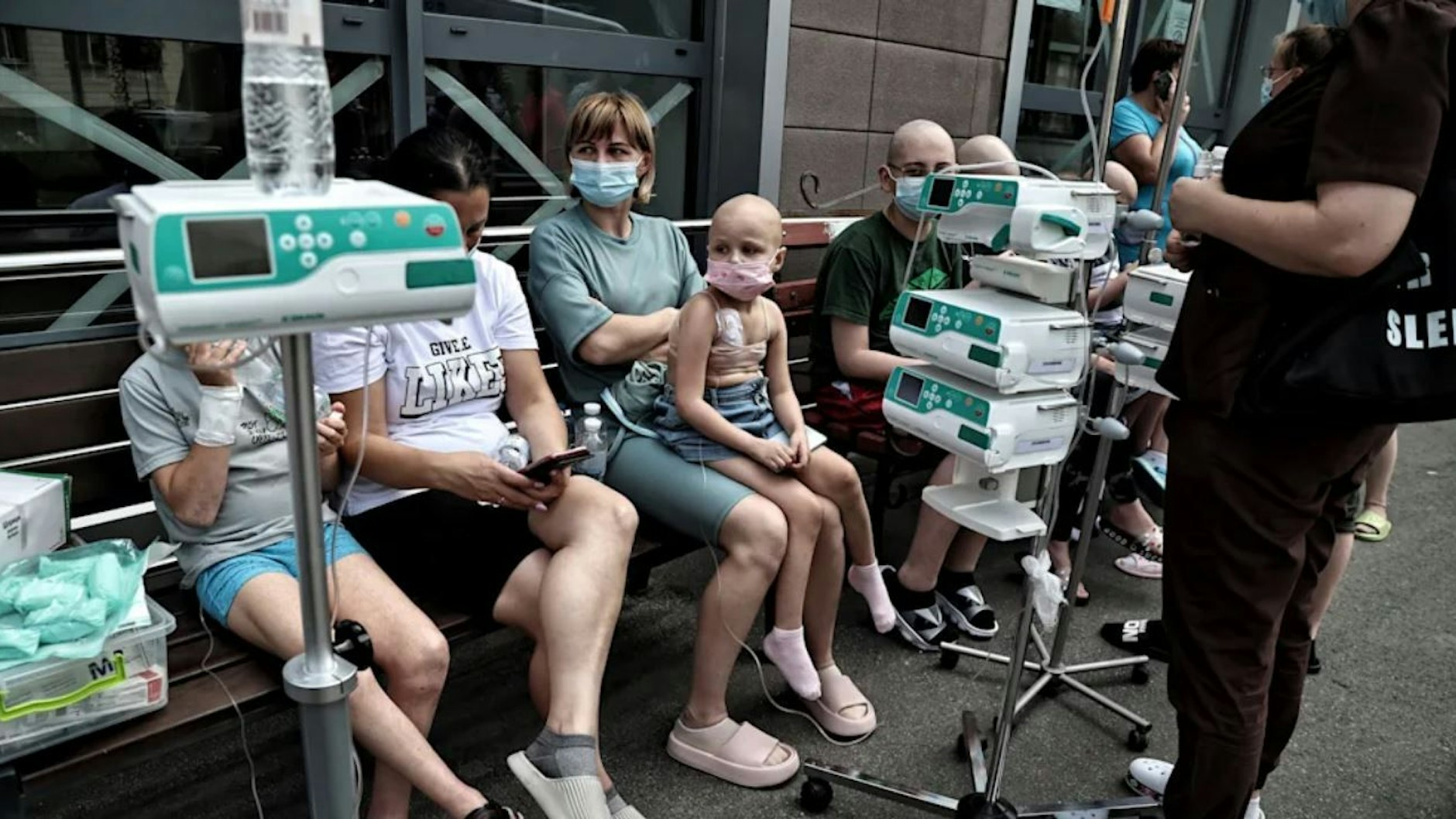 Krebskranke Kinder retteten sich mit Infusion auf die Straße. 