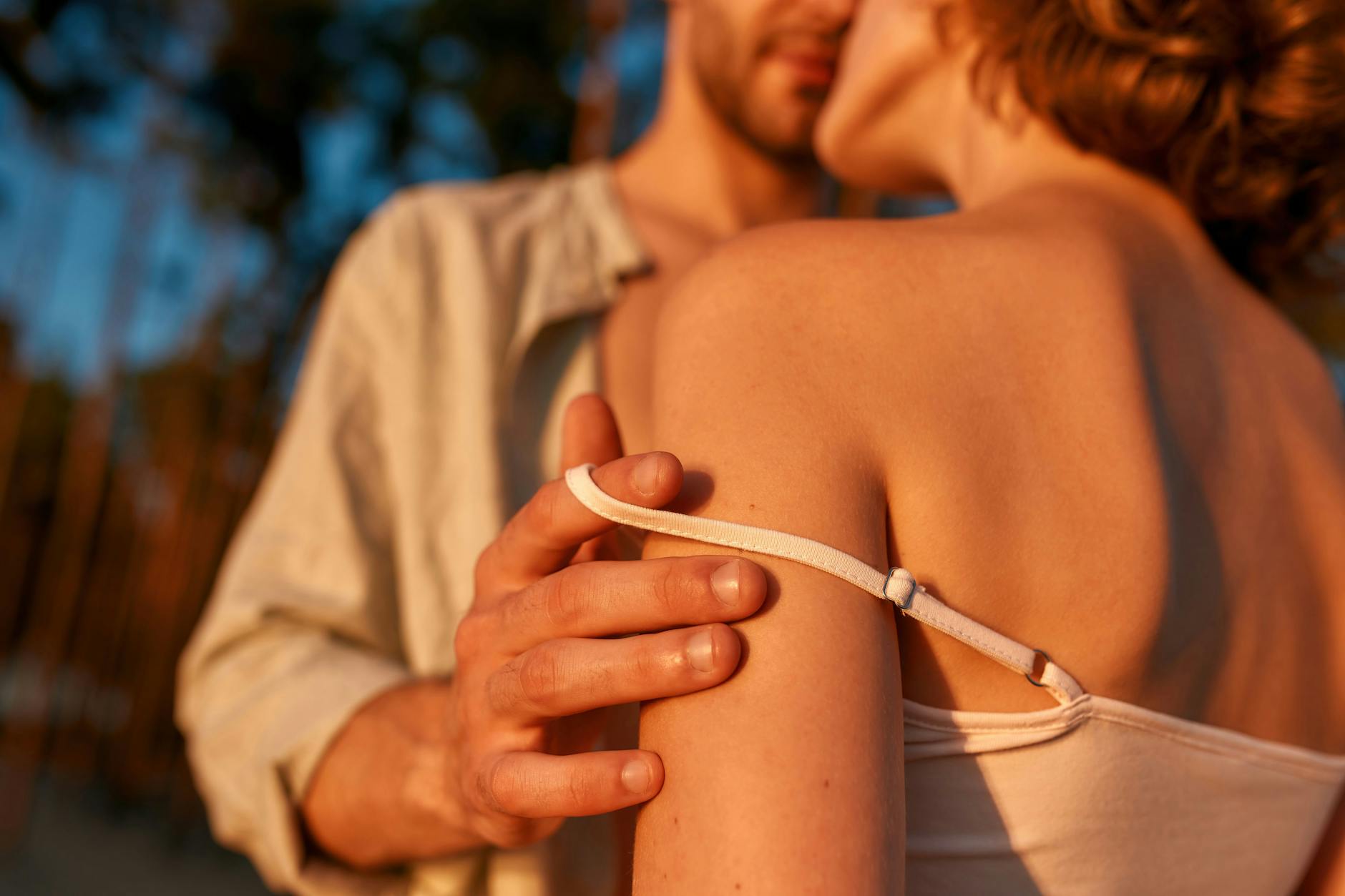 Im Sommer können wir es häufig nicht abwarten, unsere Kleidung endlich loszuwerden.