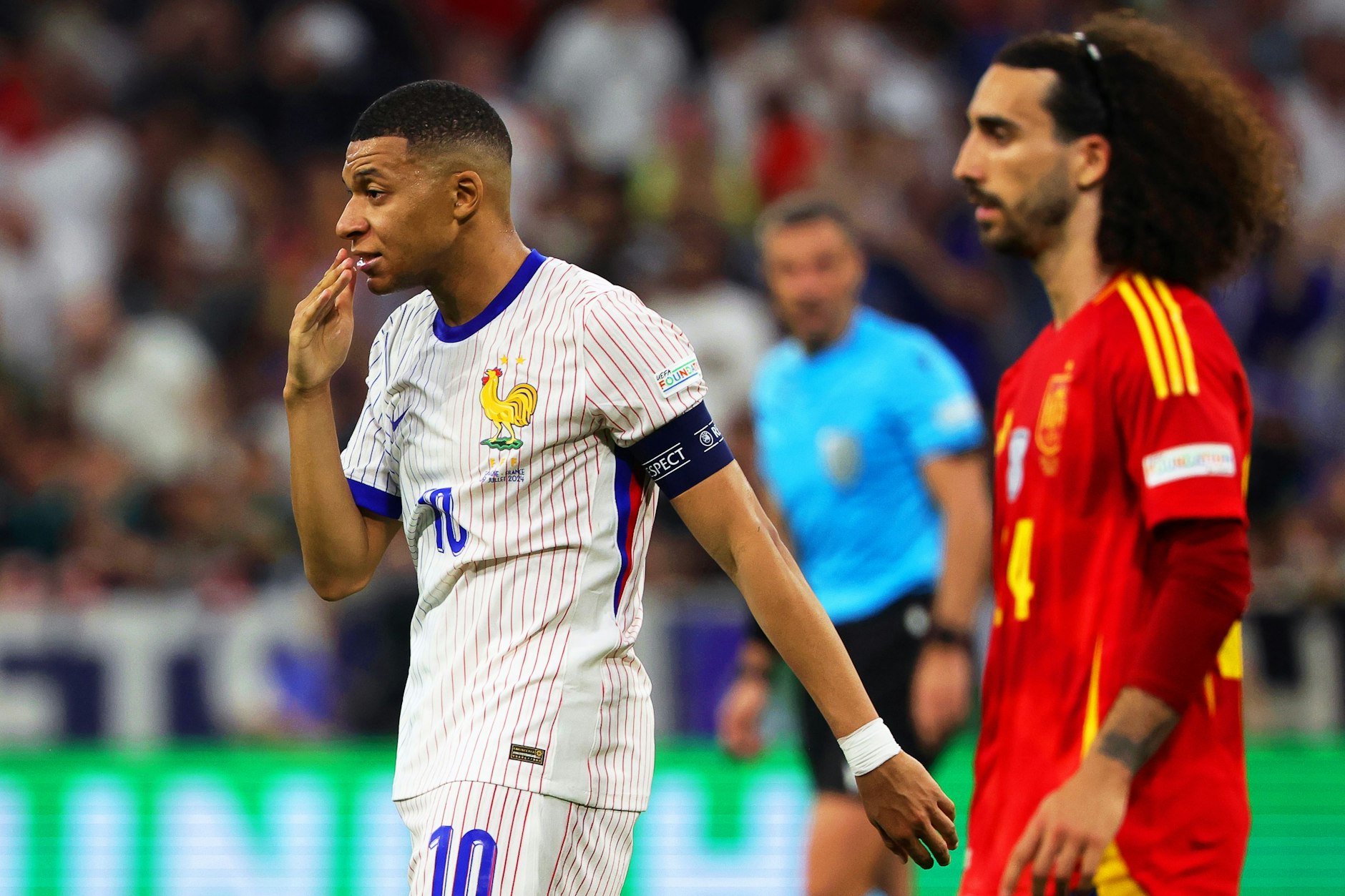 Kylian Mbappé (l) und die französische Nationalmannschaft wurden von der Furia Roja um den Viertelfinal-Handball-Sünder Marc Cucurella besiegt.
