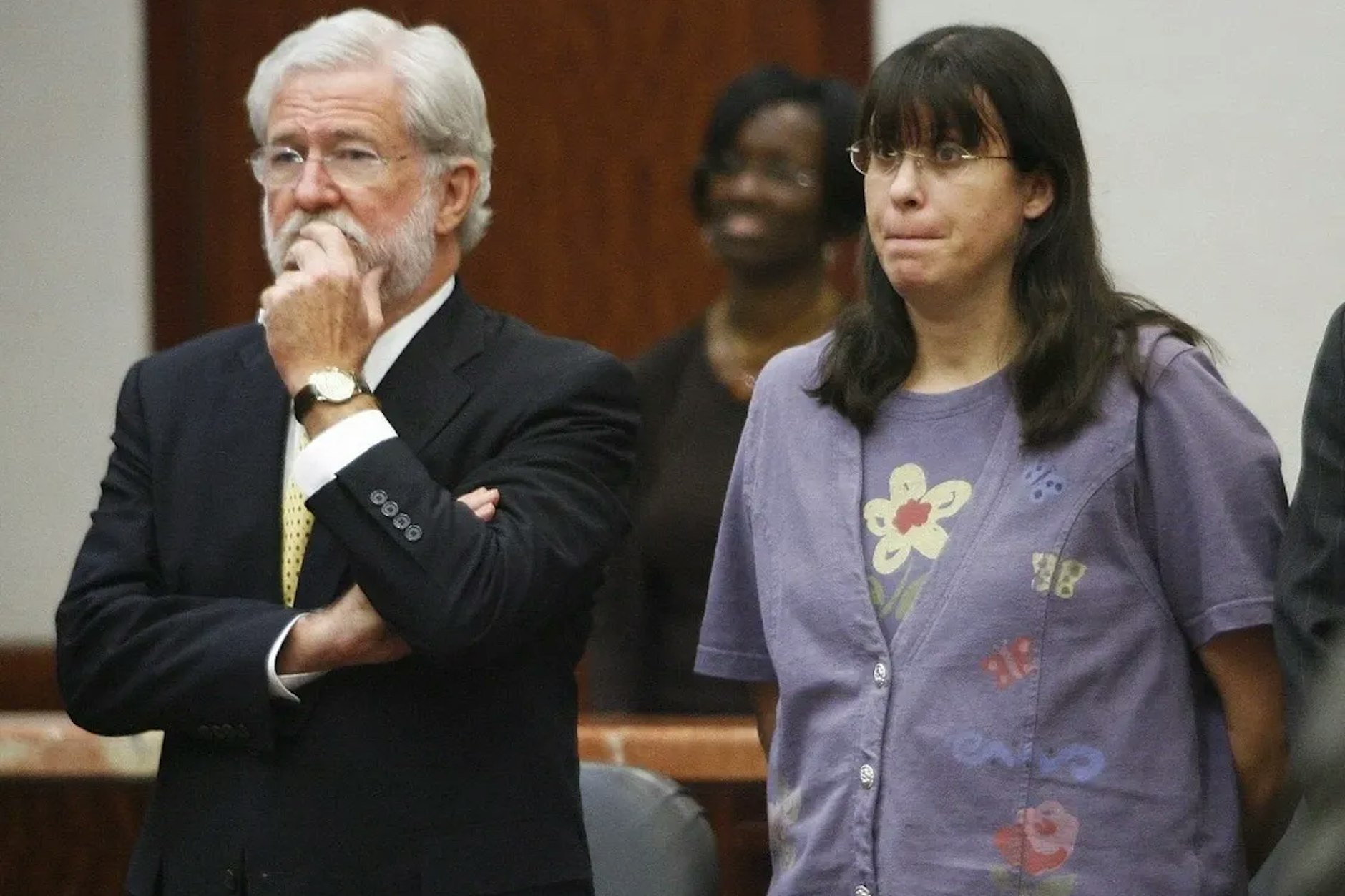 Andrea Yates mit ihrem Anwalt bei einer Gerichtsverhandlung.