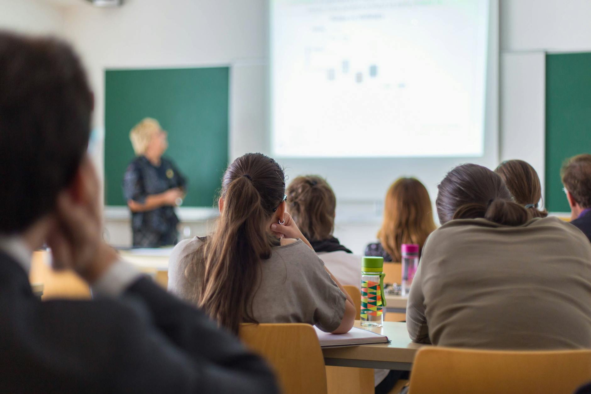Mit der Entscheidung der Senatsverwaltung bieten ab sofort alle weiterführenden Schulen im Ortsteil Kreuzberg ihren Schülern bei Vorliegen der Leistungsvoraussetzungen den direkten Weg zum Abitur an.
