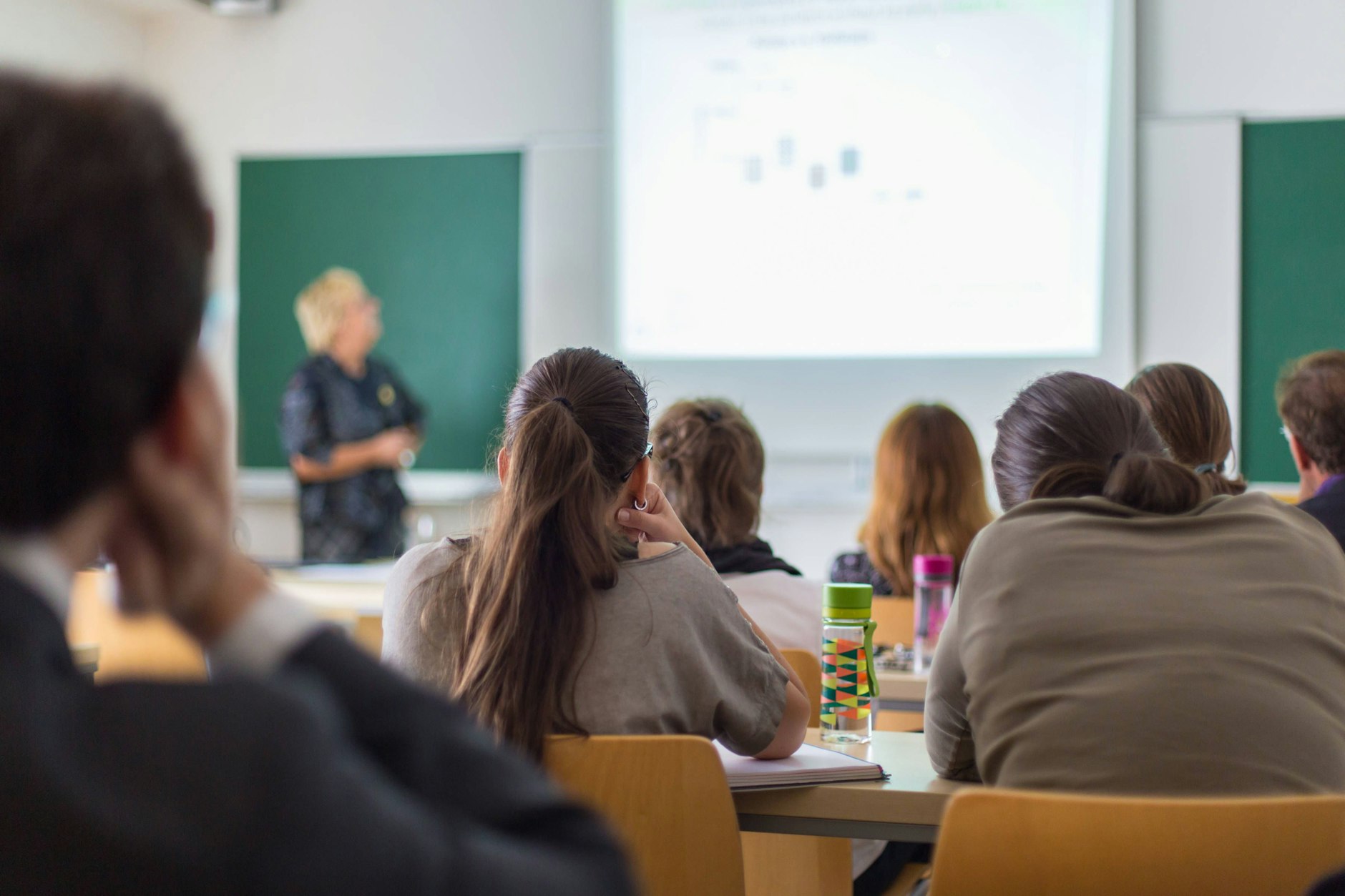 Mit der Entscheidung der Senatsverwaltung bieten ab sofort alle weiterführenden Schulen im Ortsteil Kreuzberg ihren Schülern bei Vorliegen der Leistungsvoraussetzungen den direkten Weg zum Abitur an.