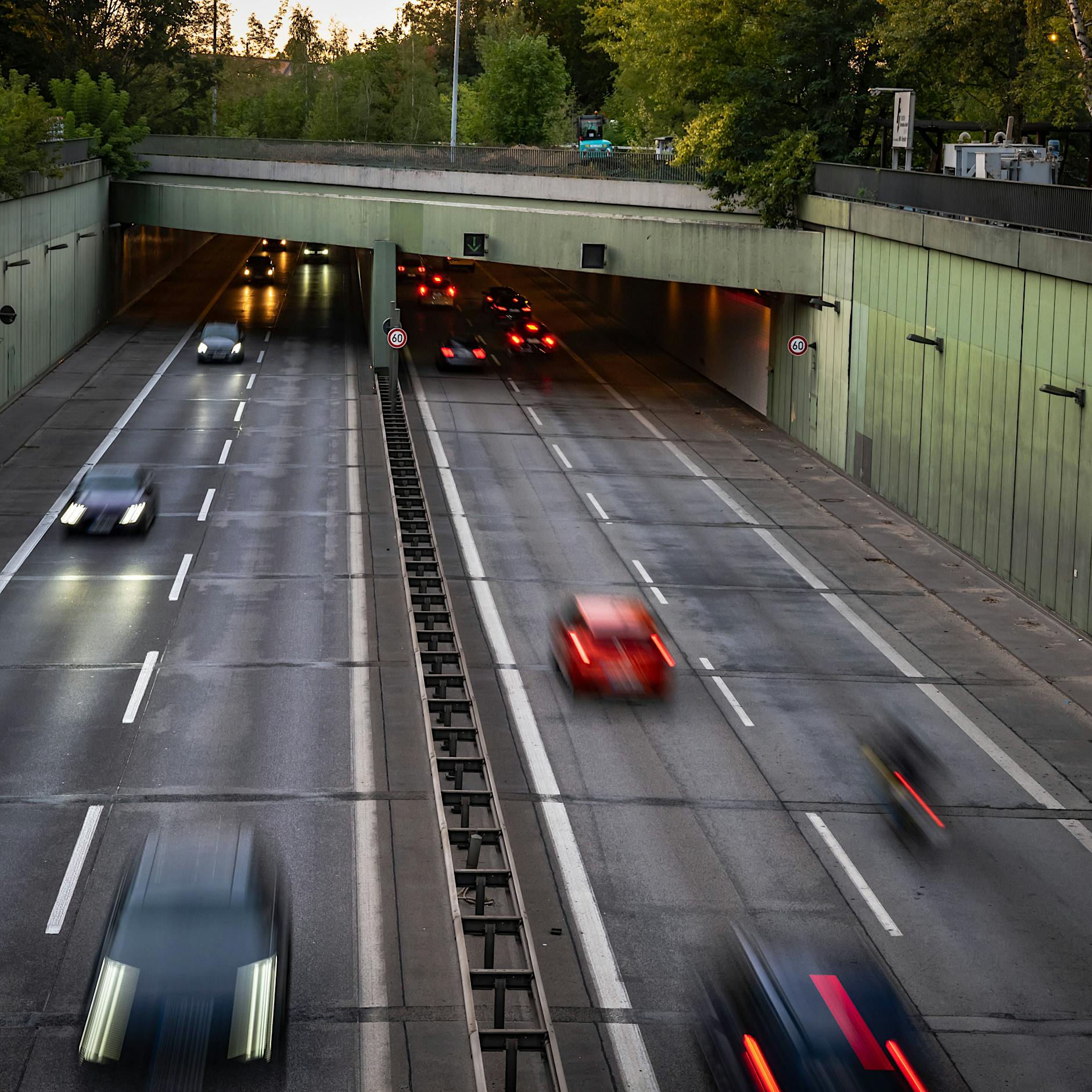 A111 in Berlin-Tegel: Unbekannte werfen Steine auf Autobahn