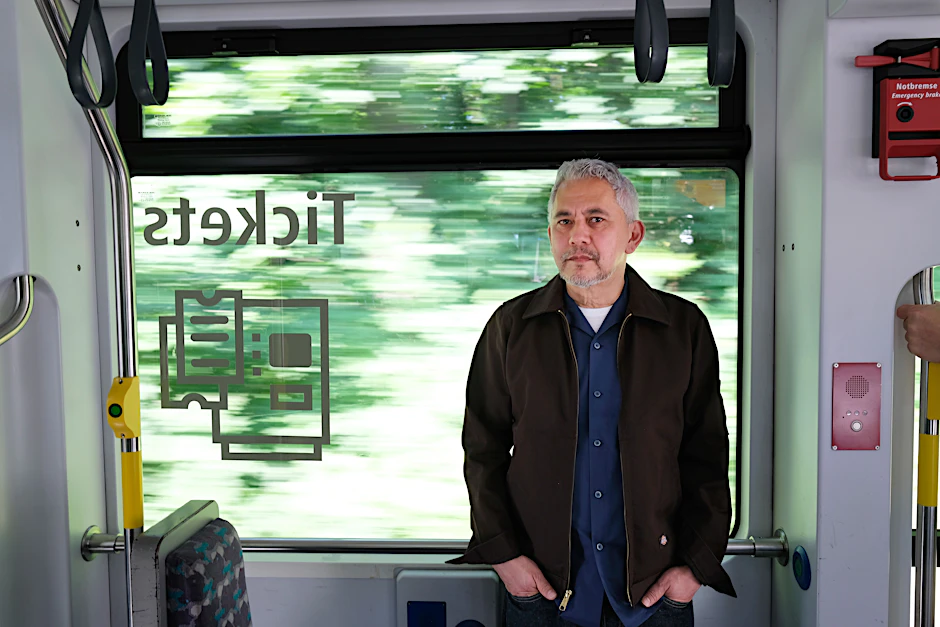Mit der Straßenbahn in die Vergangenheit: André Kubiczek in der Linie 91, die auch nach Waldstadt fährt.