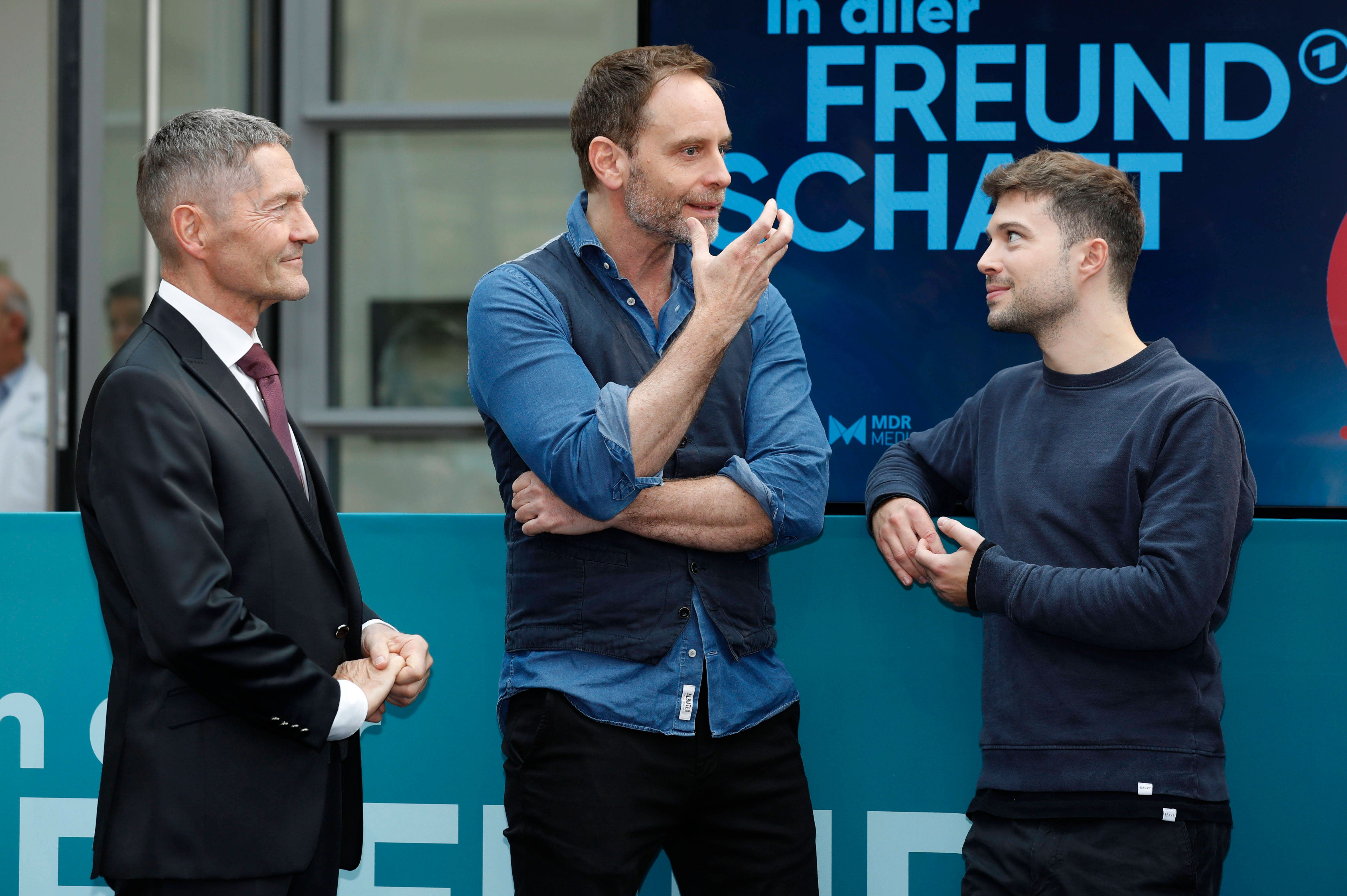 „In aller Freundschaft“: Julian Weigend lästert über Gendergerechtigkeit