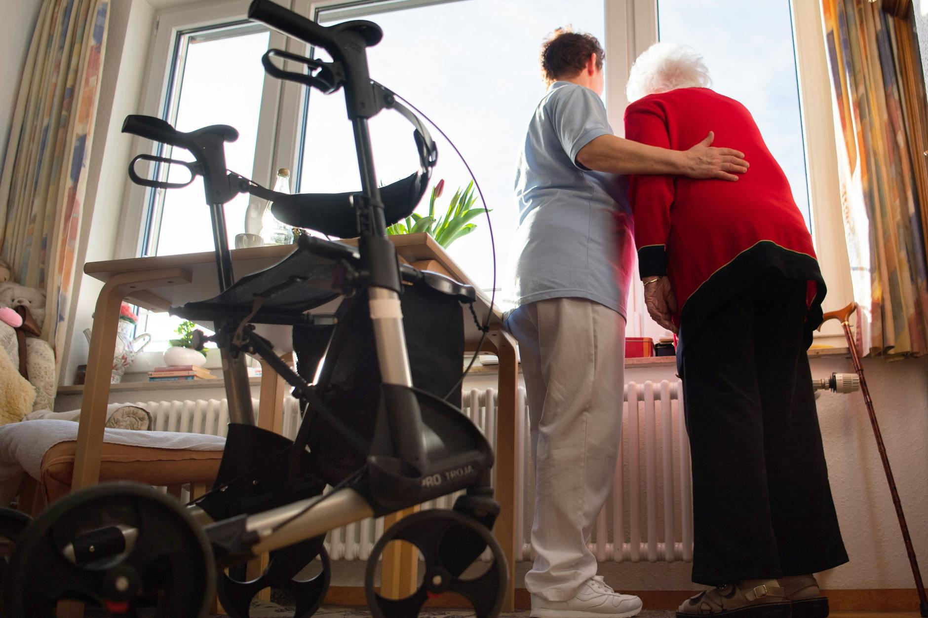 Neben den Kosten für Pflege und Betreuung müssen Heimbewohner zusätzlich für Unterkunft, Verpflegung und Investitionen in den Einrichtungen aufkommen. Seit neuestem werden sogar die Ausbildungskosten der Pflegekräfte auf die Bewohner umgelegt.