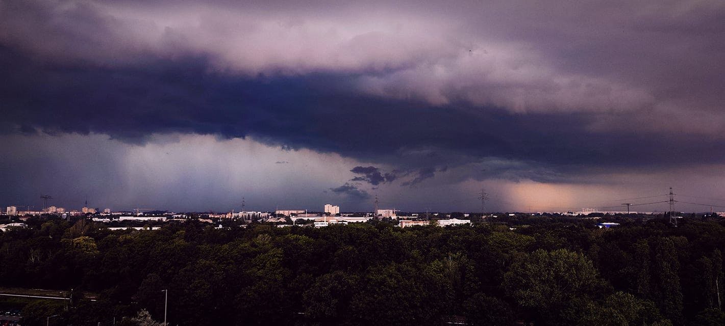 Ein schwüler Morgen in Berlin. Plötzlich peitscht heftiger Wind, die Leute fliehen von den Straßen. Hier ein KURIER-Leser-Foto.