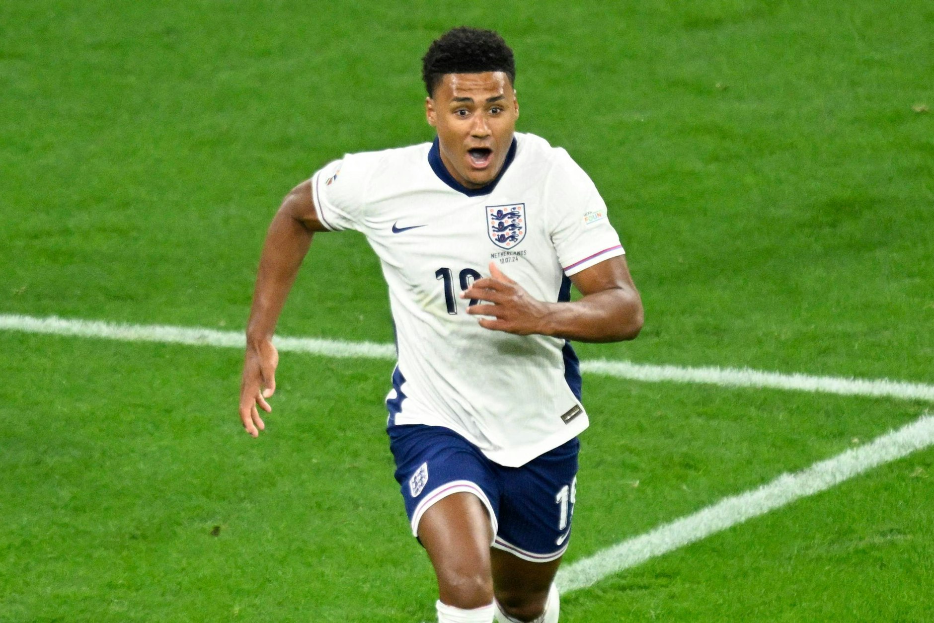 Ollie Watkins dreht nach seinem Treffer zum 2:1 zum Jubeln ab.