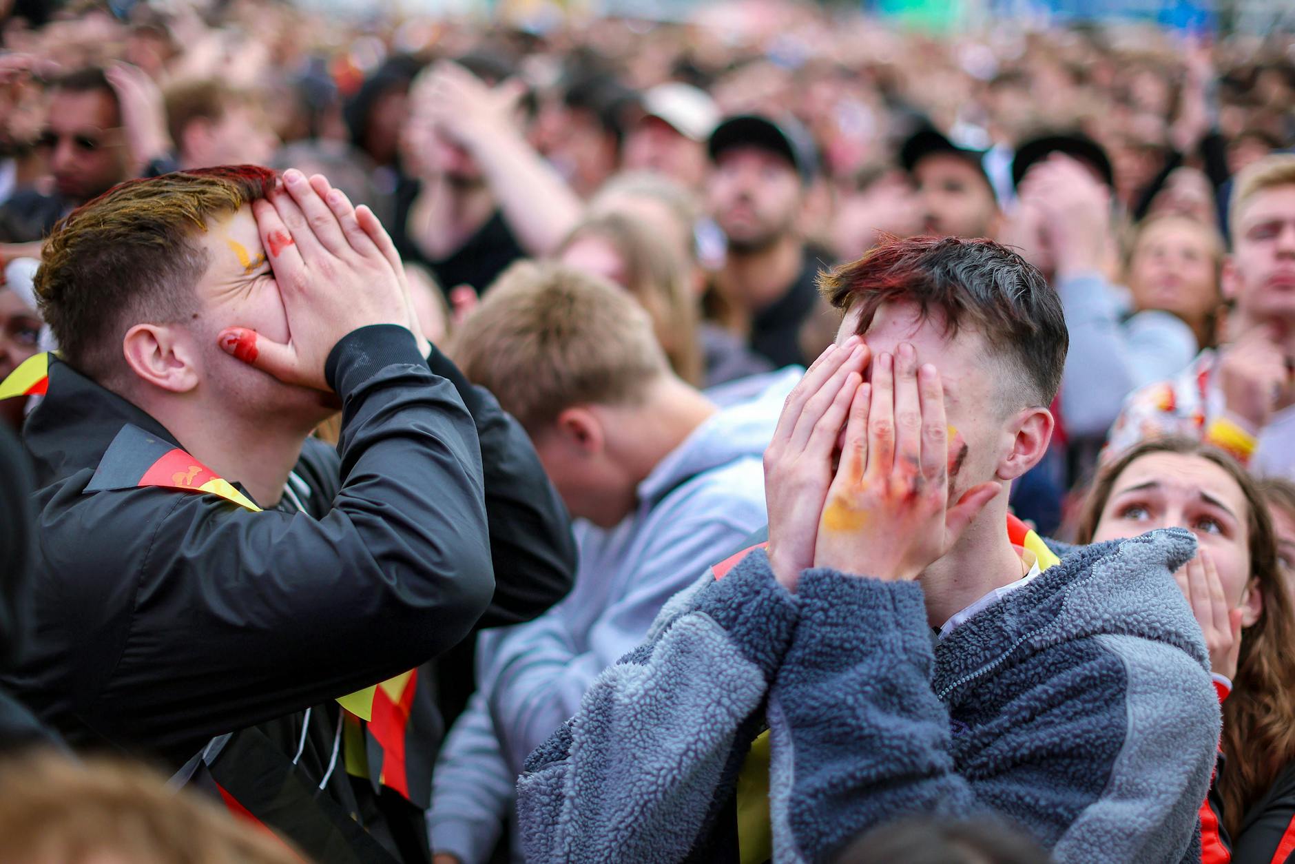 Noch nie ist eine deutsche Fußball-Nationalmannschaft so früh aus einem Heim-Turnier ausgeschieden wie in diesem Sommer.