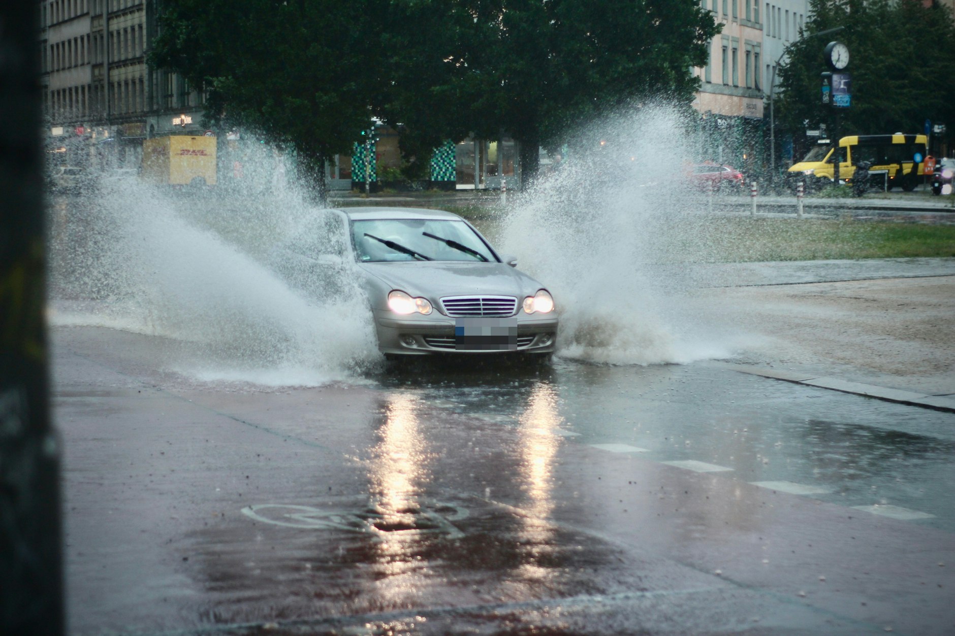 In Berlin kam es durch das Unwetter zu teils heftigen Überflutungen. Ein Auto kämpft auf der Oranienstraße in Kreuzberg gegen die Wassermassen. 